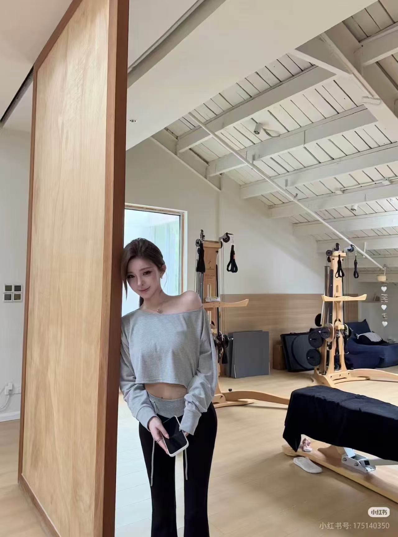 새로운 한국 스타일 패션 기초 섹션 게으른 바람 오프숄더 짧은 티셔츠 하이웨이스트 패치워크 모델 작업자 바지 세트 이미지 3