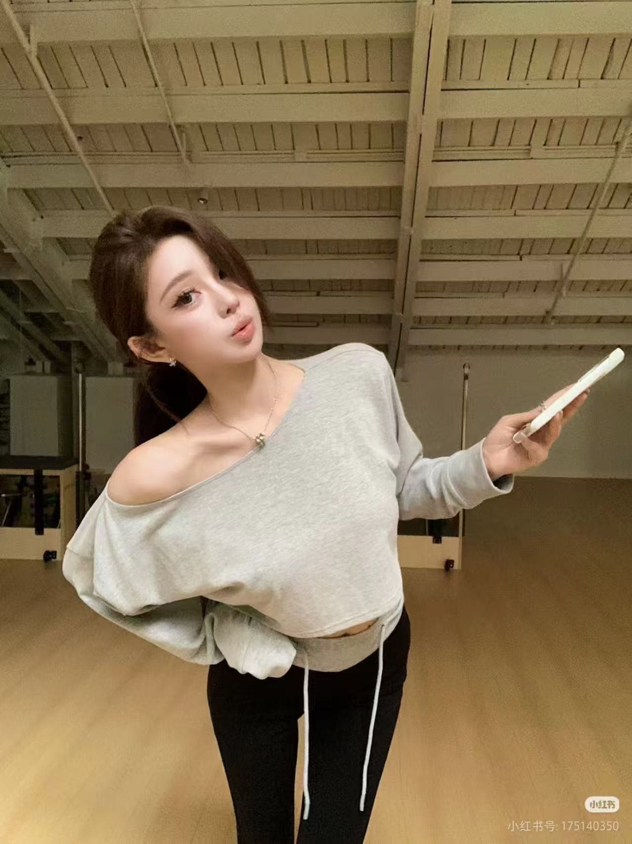새로운 한국 스타일 패션 기초 섹션 게으른 바람 오프숄더 짧은 티셔츠 하이웨이스트 패치워크 모델 작업자 바지 세트 상세 이미지 2