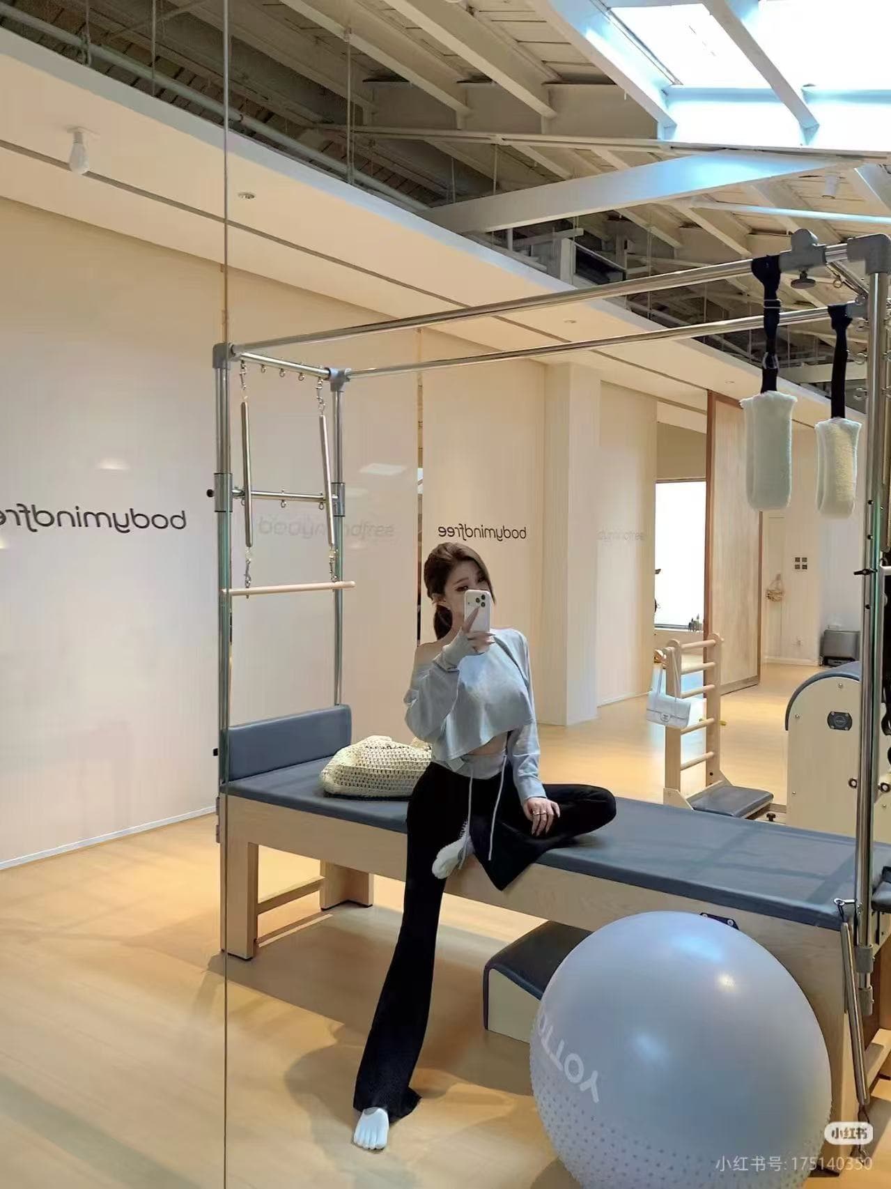새로운 한국 스타일 패션 기초 섹션 게으른 바람 오프숄더 짧은 티셔츠 하이웨이스트 패치워크 모델 작업자 바지 세트 상세 이미지 5
