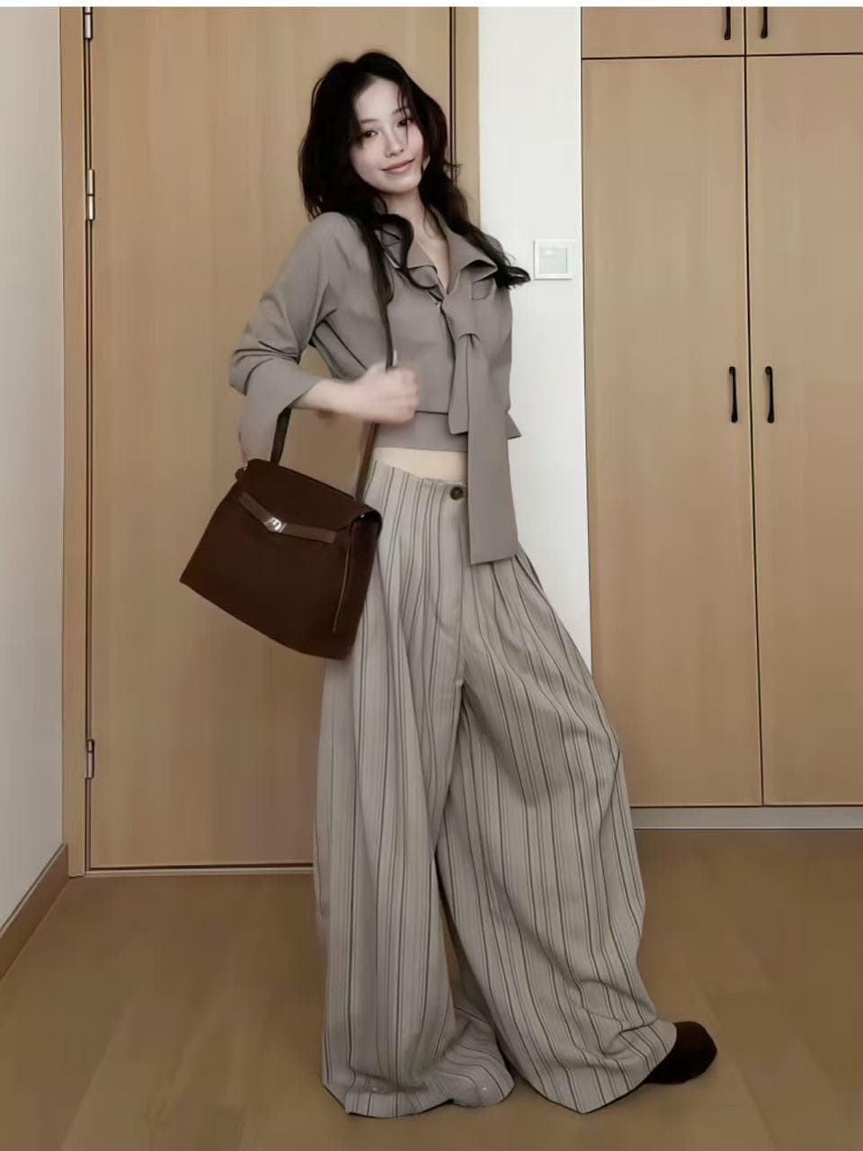 새로운 고급 센스 자이언트 잘 생긴 ~ 중 뒤로 홀로우 아웃 레이스업 긴팔 셔츠 하이웨이스트 와이드 레그 팬츠 세트 상세 이미지 3