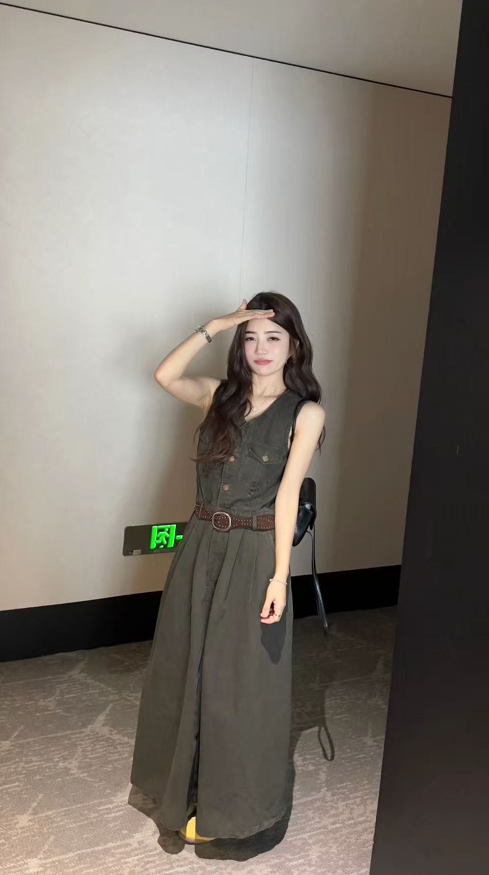 새로운 패션 품격 다용도 슬림해 보이는 캐주얼 민소매 조끼 데님 드레스 벨트 투피스 세트 상세 이미지 2