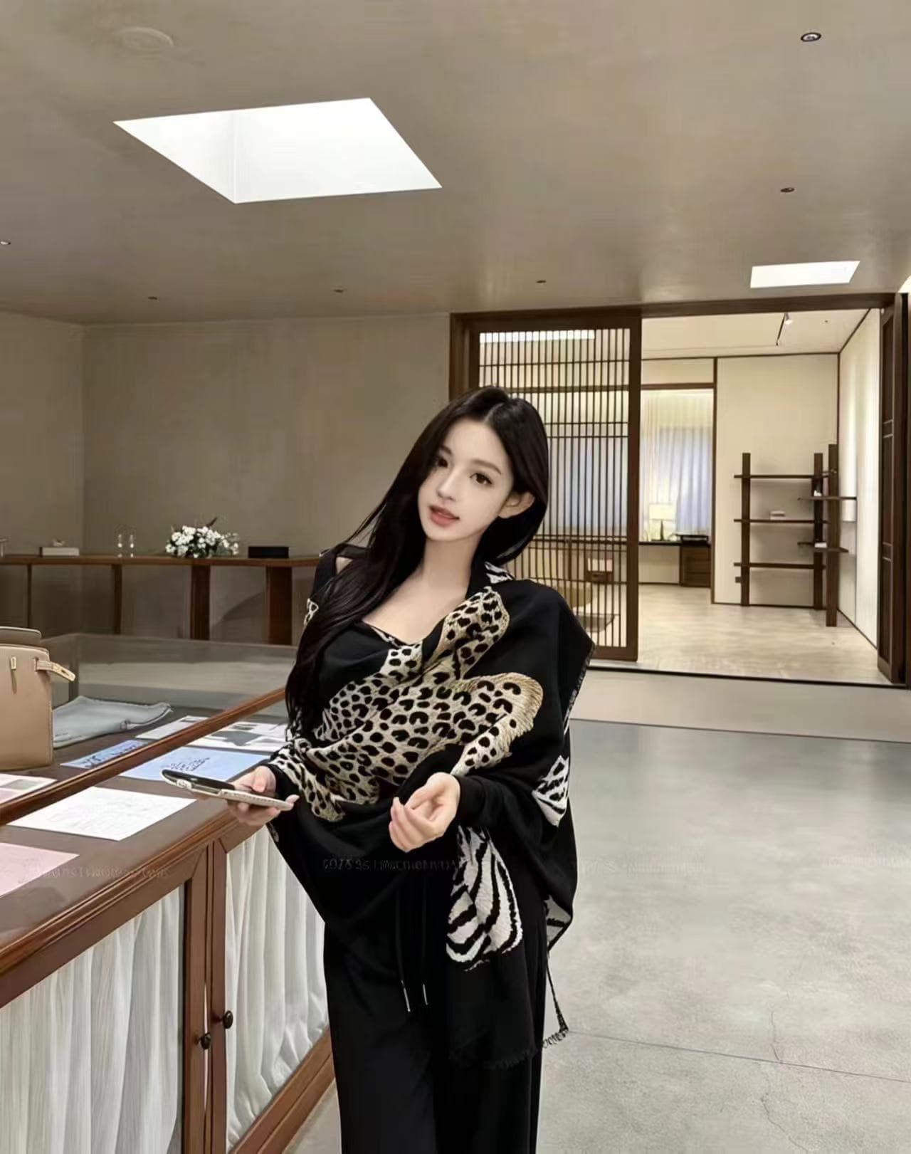 신년 세련된 느긋한 표범 프린트 숄 비스듬한 어깨 쇼트 스타일 맨위 허리밴드 캐주얼 바지 3 세트 상세 이미지 2