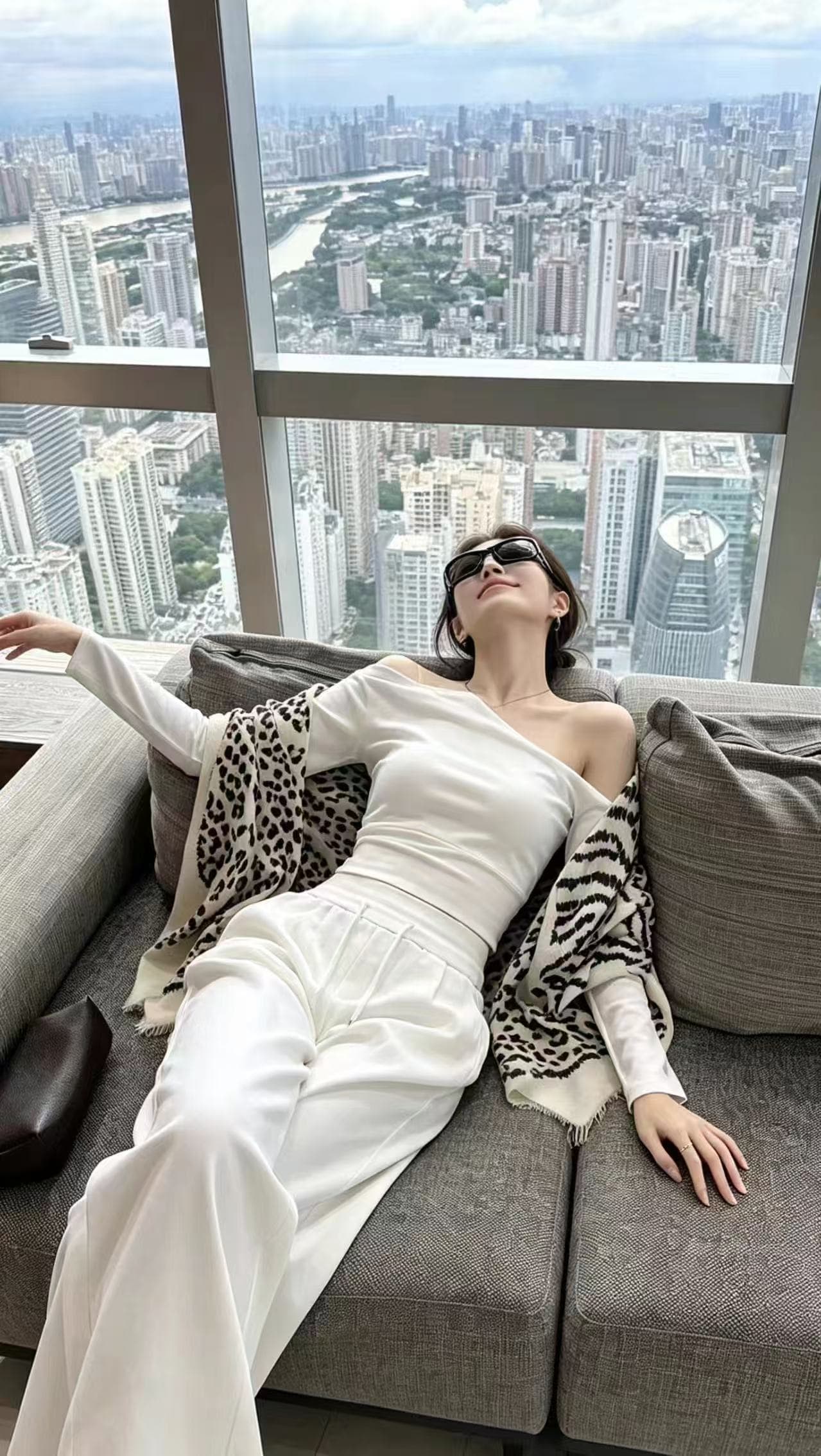 신년 세련된 느긋한 표범 프린트 숄 비스듬한 어깨 쇼트 스타일 맨위 허리밴드 캐주얼 바지 3 세트 상세 이미지 7
