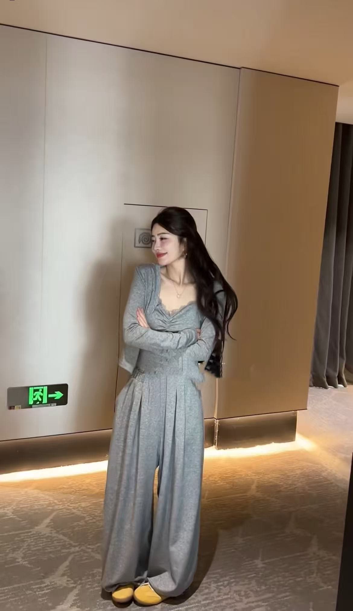 새로운 한국 스타일 패션 달콤한 핫걸 캐미솔 긴팔 오픈 가디건 허리밴드 와이드 레그 팬츠 3종 세트 이미지 5