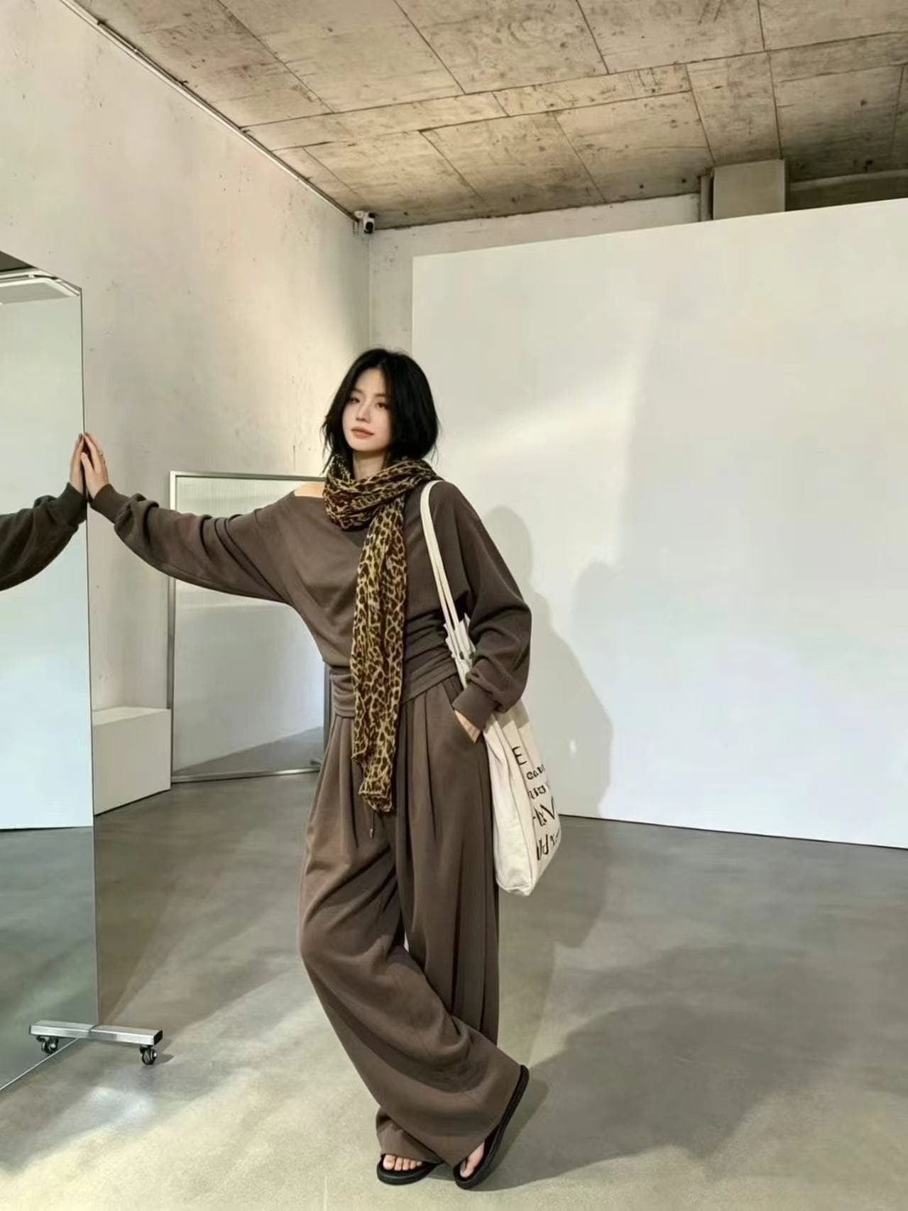 새로운 핫걸 디자인 센스 비스듬한 칼라 오프숄더 루즈핏 허리 수축 맨위 허리밴드 와이드 레그 팬츠 투피스 세트 상세 이미지 9