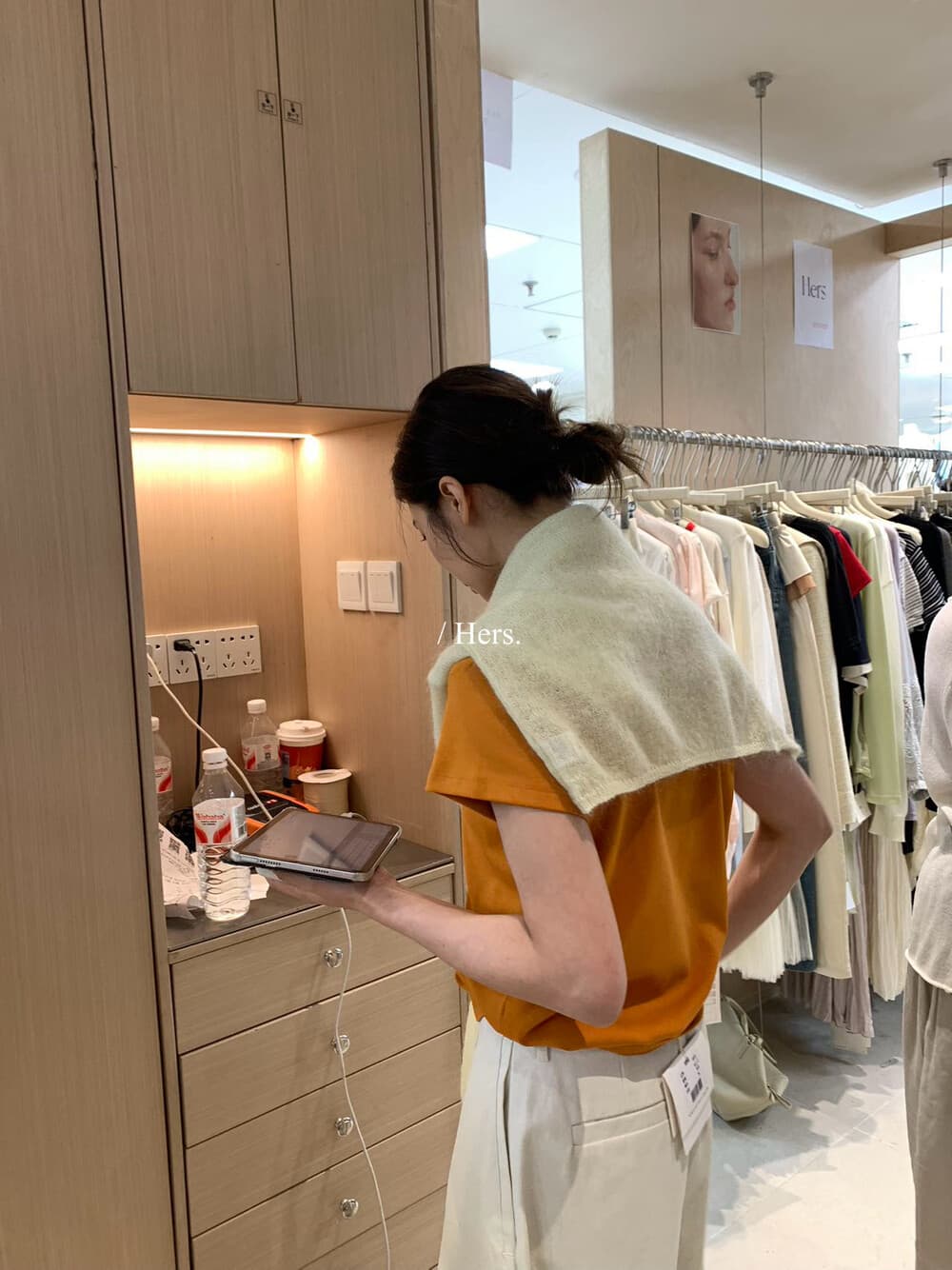 이른 봄 대 폭발 hers 반드시 벨트 실행 금액 배수구 섹션 미니멀리즘 일상 기초 다용도 단색 라운드 넥 반팔 티셔츠 상세 이미지 11
