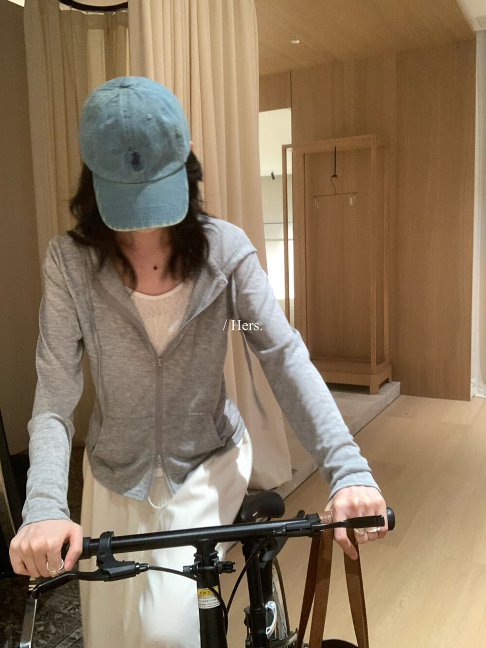 여름 켜기 새로운 hers 미니멀리즘 일상 출퇴근 페이크 레이어드 패치워크 후드 긴팔 티셔츠 캐주얼 슬림해 보이는 자외선 차단 맨위 상세 이미지 13