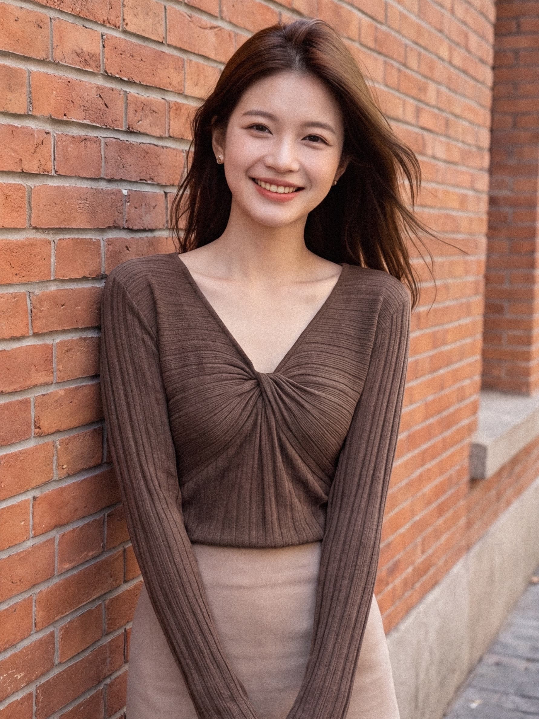 실사 재고 있음 질감 곡물 십자가 비틀림 V넥 긴팔 티셔츠 여성 2026 이른 가을 부드러운 화이트 몸매 가꾸기 만나는 상세 이미지 8