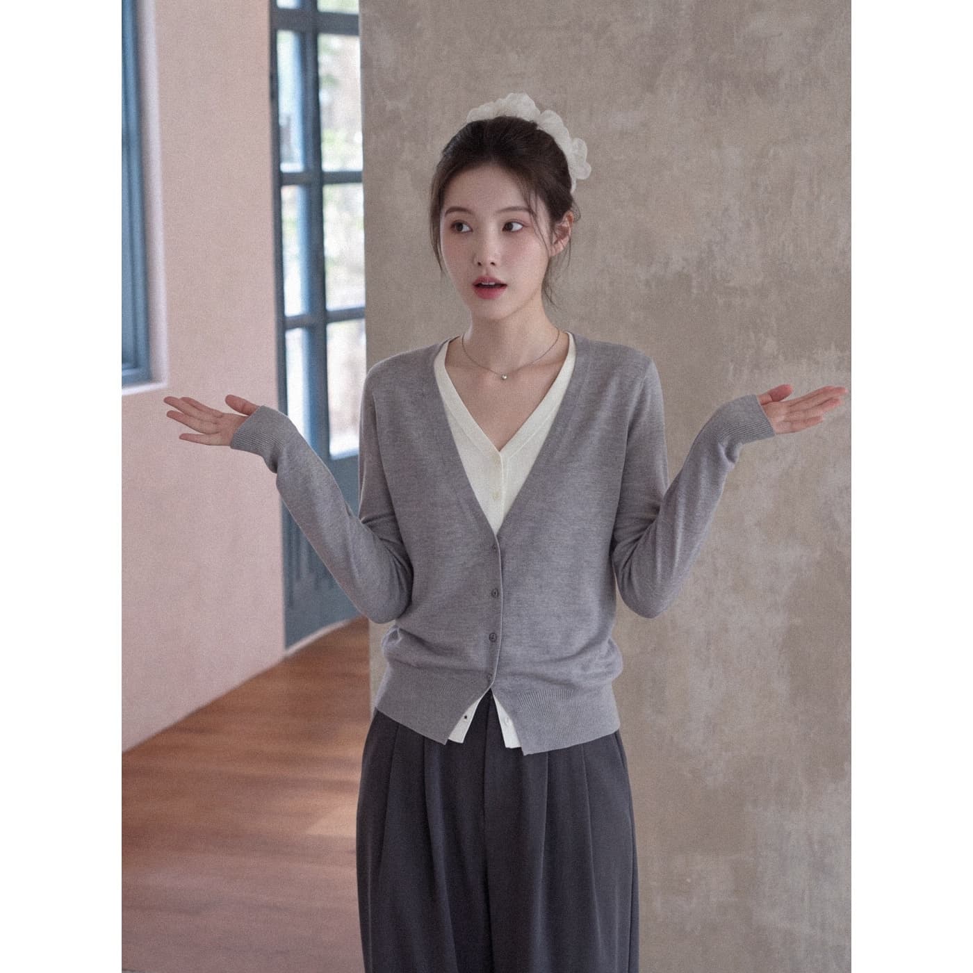 실사 재고 있음 레트로 수집기 V넥 페이크 레이어드 니트 오픈 가디건 여성 루즈핏 품격 얇은 스타일 재킷 맨위 이미지 4