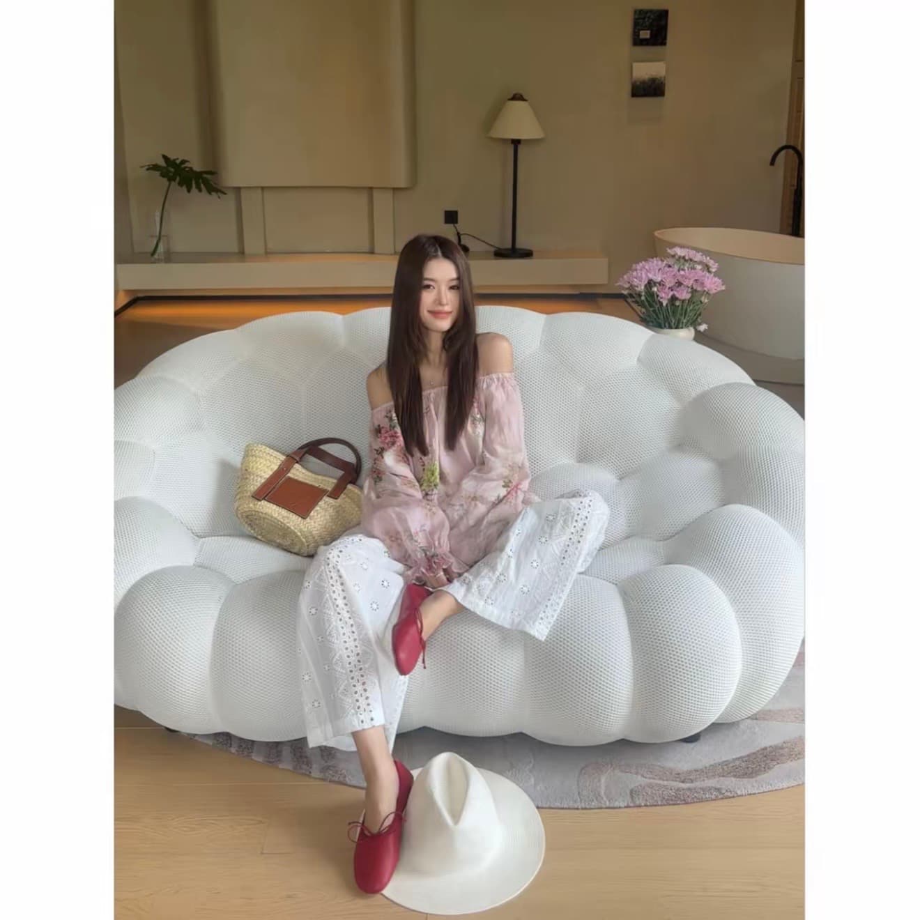 ins cec 여름 새로운 프랑스식 품격 오프숄더 꽃무늬 맨위 루즈핏 슬림해 보이는 홀로우 아웃 와이드 레그 팬츠 세트 상세 이미지 1