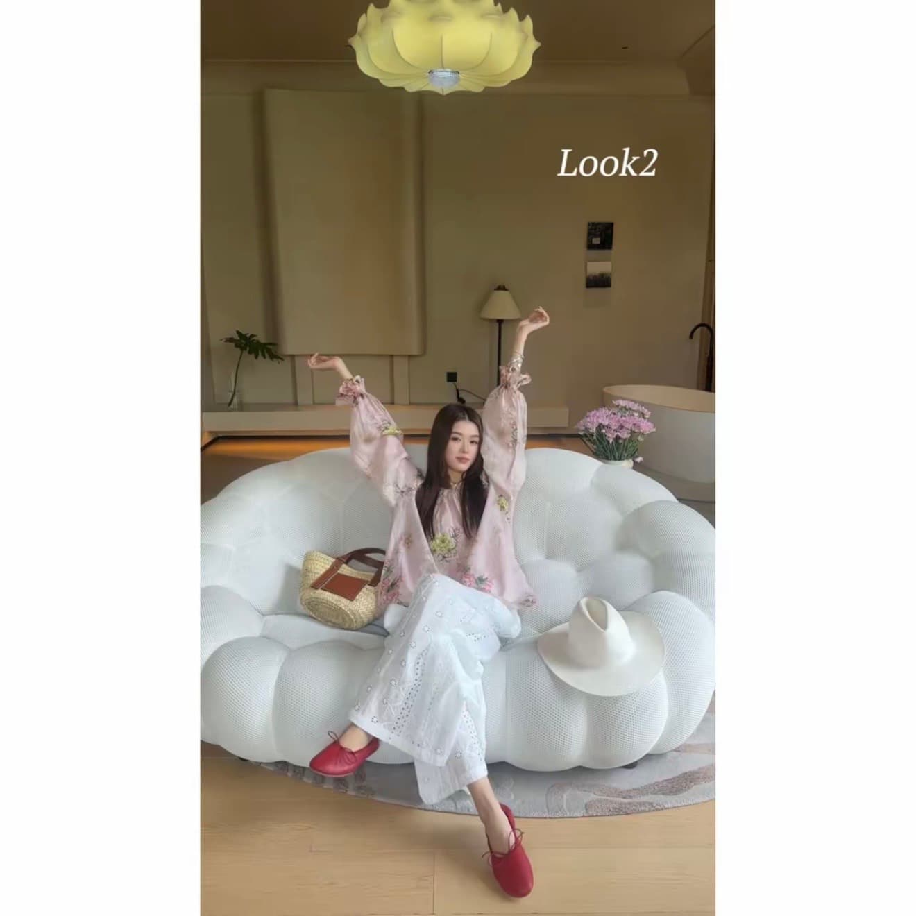 ins cec 여름 새로운 프랑스식 품격 오프숄더 꽃무늬 맨위 루즈핏 슬림해 보이는 홀로우 아웃 와이드 레그 팬츠 세트 상세 이미지 2
