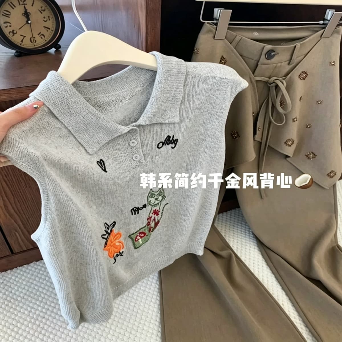 한국 스타일 고양이 꽃 자수 폴로 칼라 민소매 니트 조끼 여성 2026 여름 루즈핏 다용도 POLO 셔츠 맨위 이미지 2
