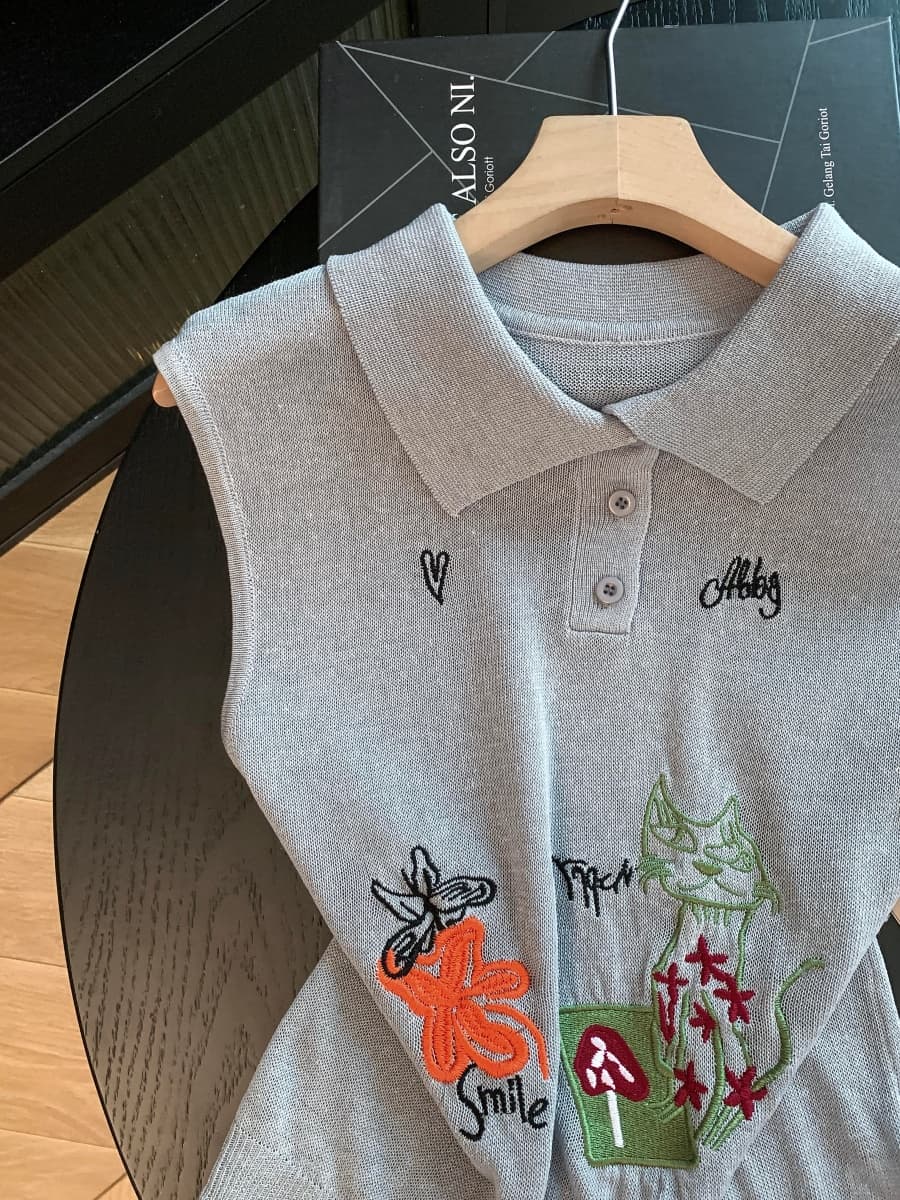한국 스타일 고양이 꽃 자수 폴로 칼라 민소매 니트 조끼 여성 2026 여름 루즈핏 다용도 POLO 셔츠 맨위 상세 이미지 11