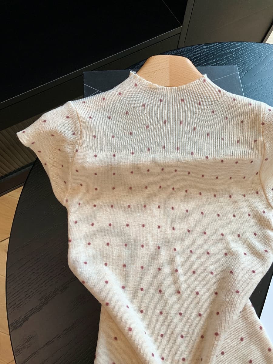아메리칸 핫걸 도트 무늬 긍정적 인 어깨 반하이넥 반팔 티셔츠 여성 여름 몸매 가꾸기 슬림해 보이는 고급 센스 쇼트 스타일 니트 맨위 상세 이미지 2