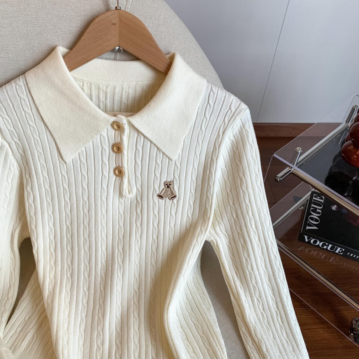 실사 한국 스타일 POLO 칼라 작은 곰 자수 니트 스웨터 여성 가을 2026 새로운 고급 센스 스웨터 인사이드 잡아라. 의류 이미지 4