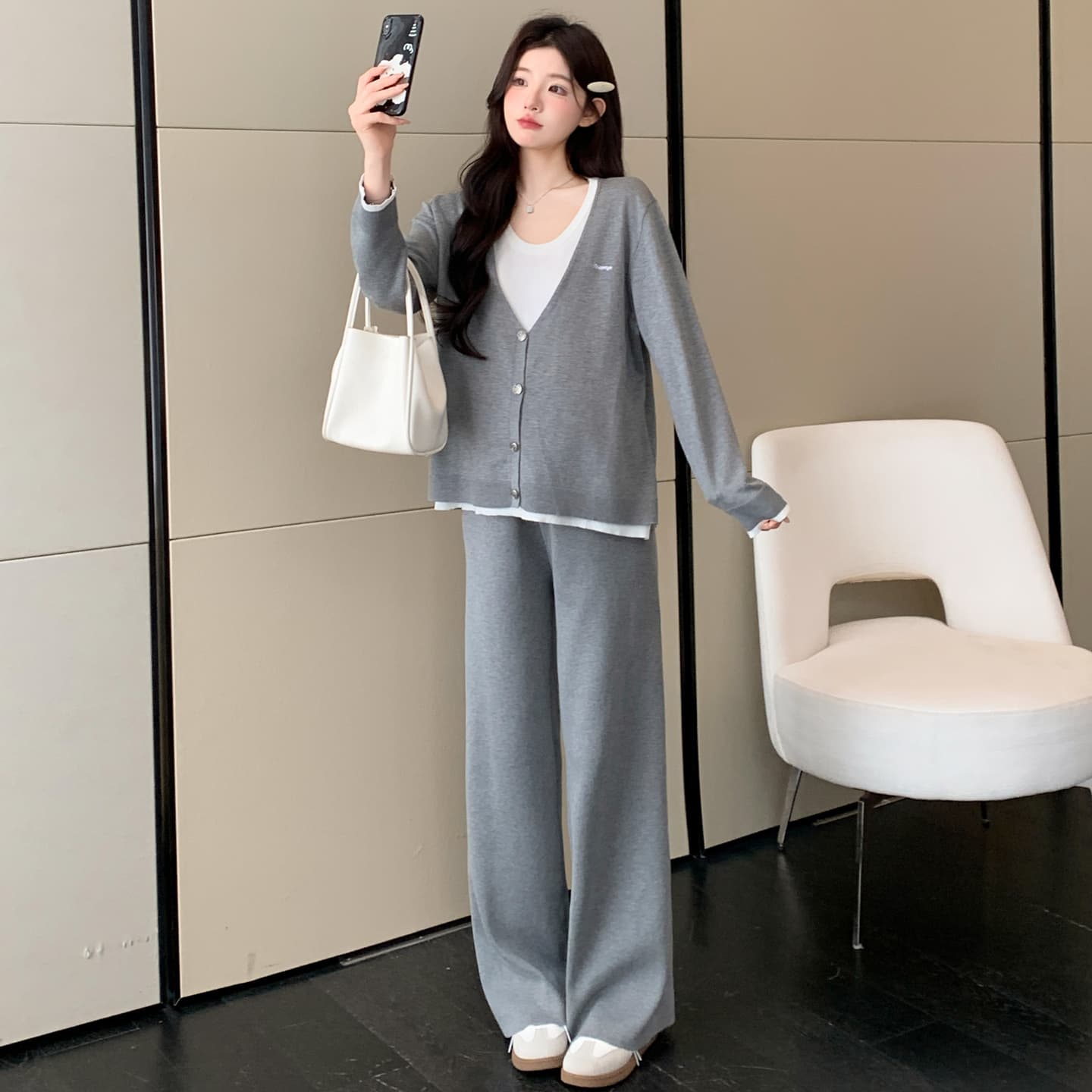 2026 가을 새로운 라운드 넥 페이크 레이어드 자수 디자인 슬림해 보이는 캐주얼 세트 이미지 6