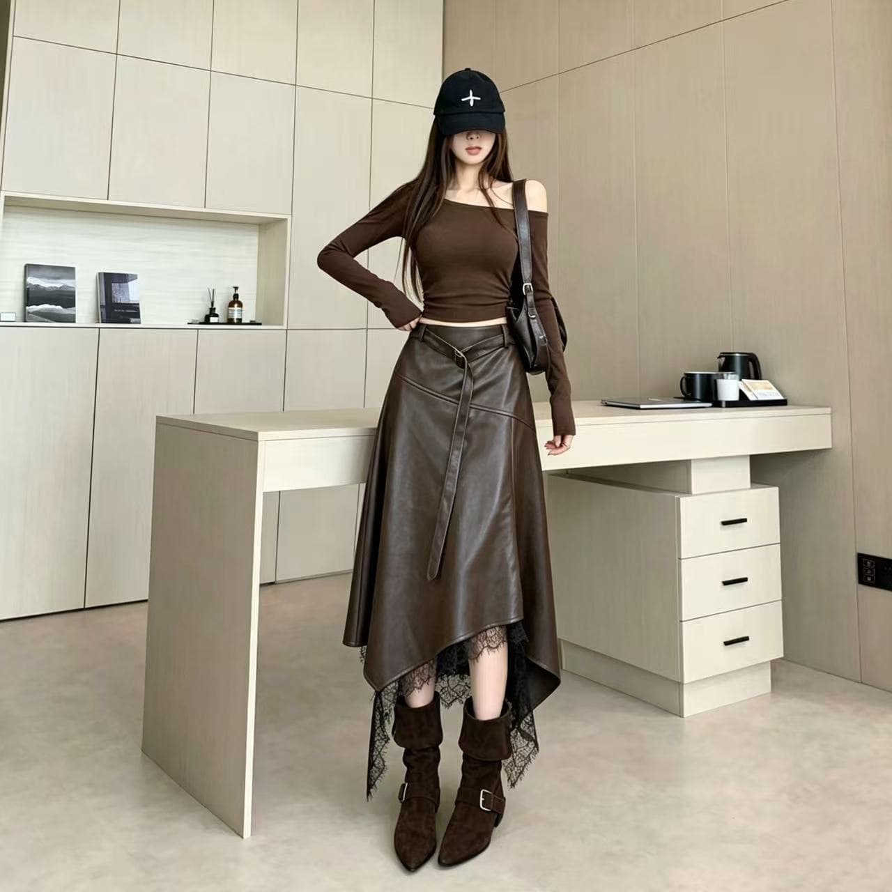 레트로 커피 색상 단백질 가죽 스커트 여성 2026 가을 새로운 밑단 패치워크 레이스 하이웨이스트 슬림해 보이는 캐주얼 반신 스커트 이미지 2