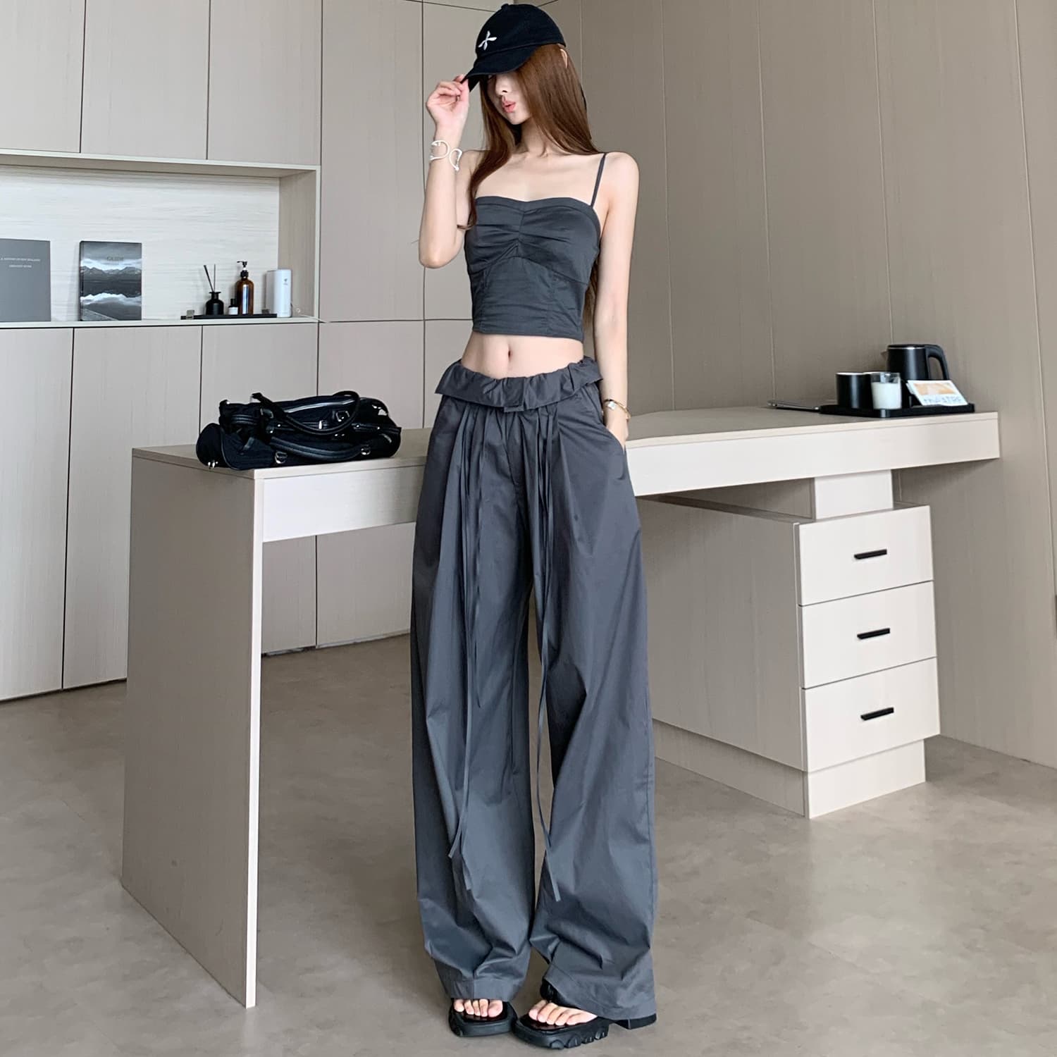 한 부서 품격 핫걸 순수한 욕망 바람 쇼트 스타일 캐미솔 디자인 센스 뒤집다 측면 일 와이드 다리 길이 바지 세트 이미지 3