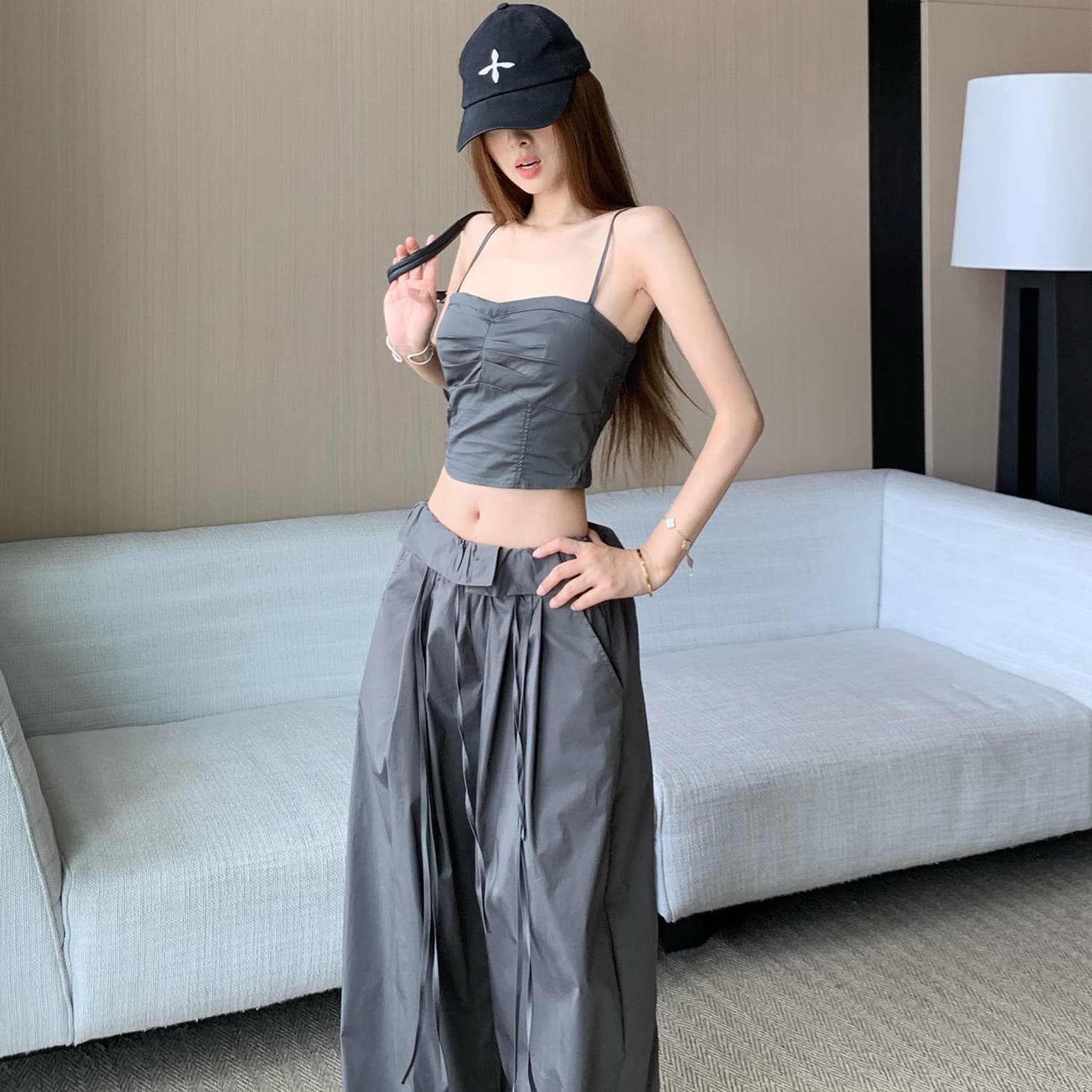 한 부서 품격 핫걸 순수한 욕망 바람 쇼트 스타일 캐미솔 디자인 센스 뒤집다 측면 일 와이드 다리 길이 바지 세트 이미지 4