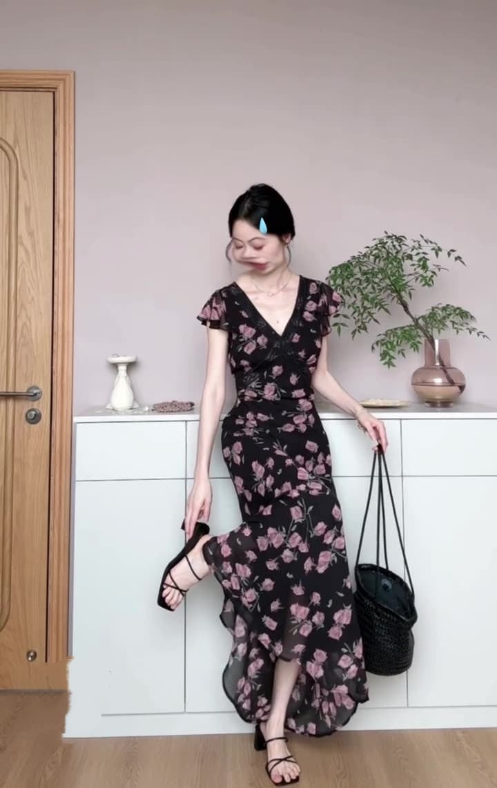 검정색 V넥 장미 꽃무늬 여성 드레스 2026 여름 새로운 품격 허리 수축 레이스 작은 날다 소매 쉬폰 롱 스커트 이미지 2