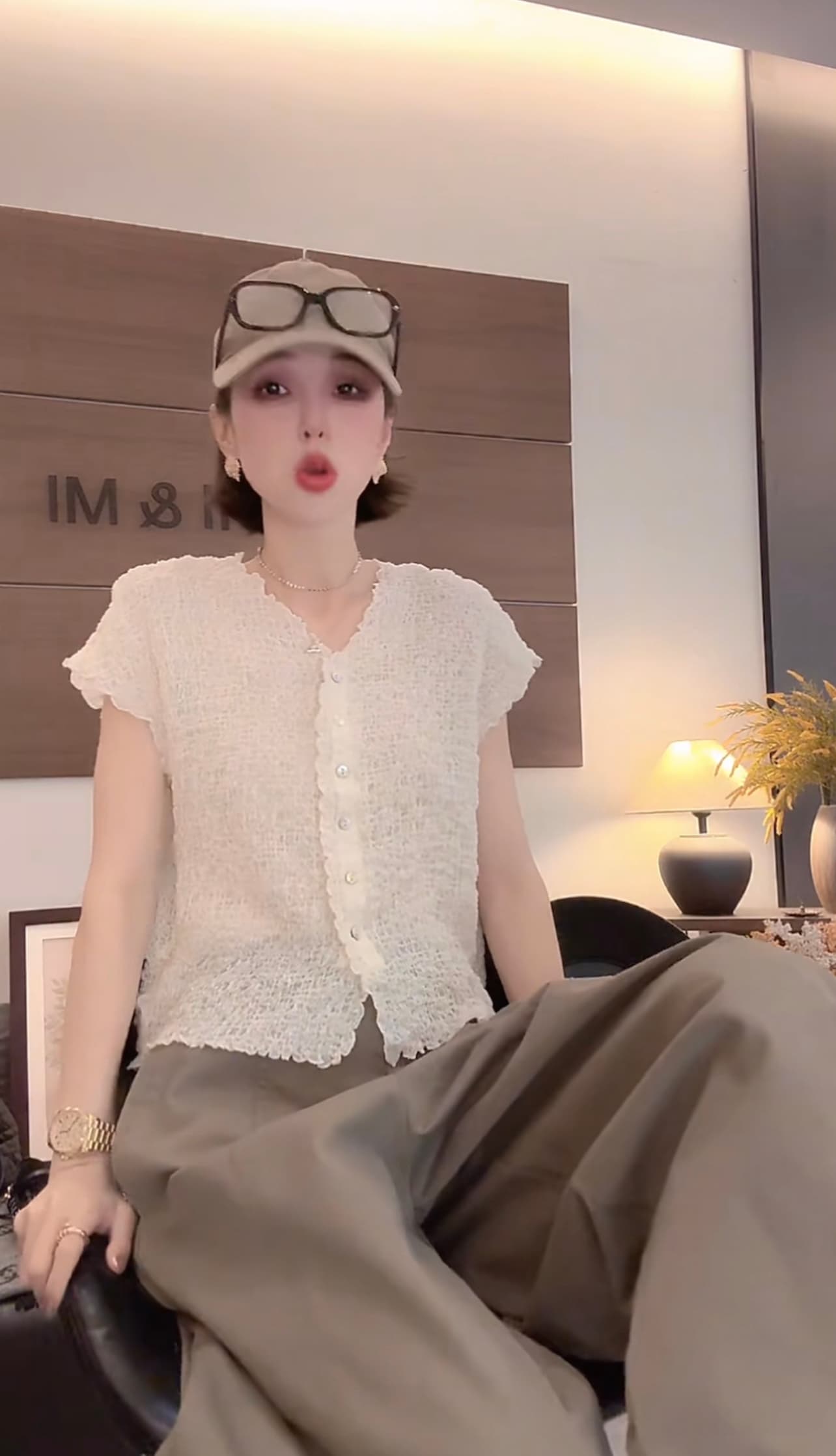 콩 쌀 쌀 여름 새로운 미니멀리즘 오래된 돈 바람 버블 질감 V넥 단추 반팔 티셔츠 이미지 3