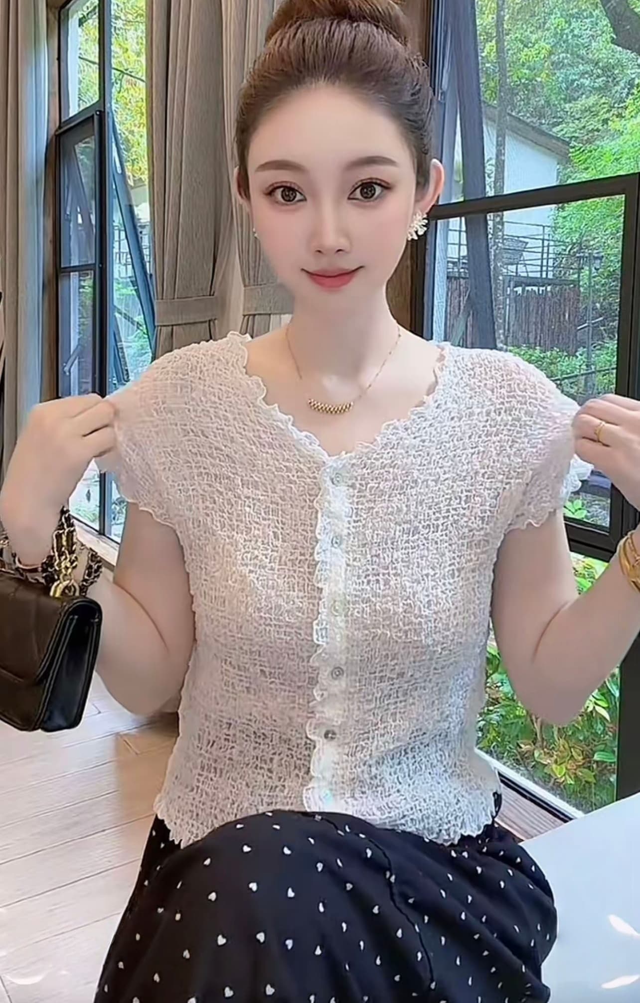 콩 쌀 쌀 여름 새로운 미니멀리즘 오래된 돈 바람 버블 질감 V넥 단추 반팔 티셔츠 이미지 2