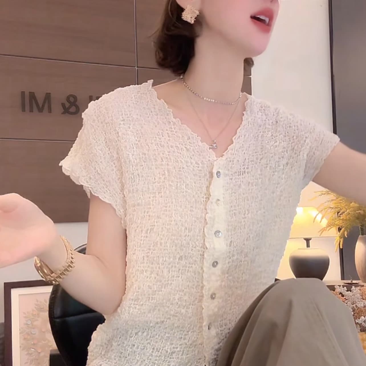 콩 쌀 쌀 여름 새로운 미니멀리즘 오래된 돈 바람 버블 질감 V넥 단추 반팔 티셔츠 이미지 5