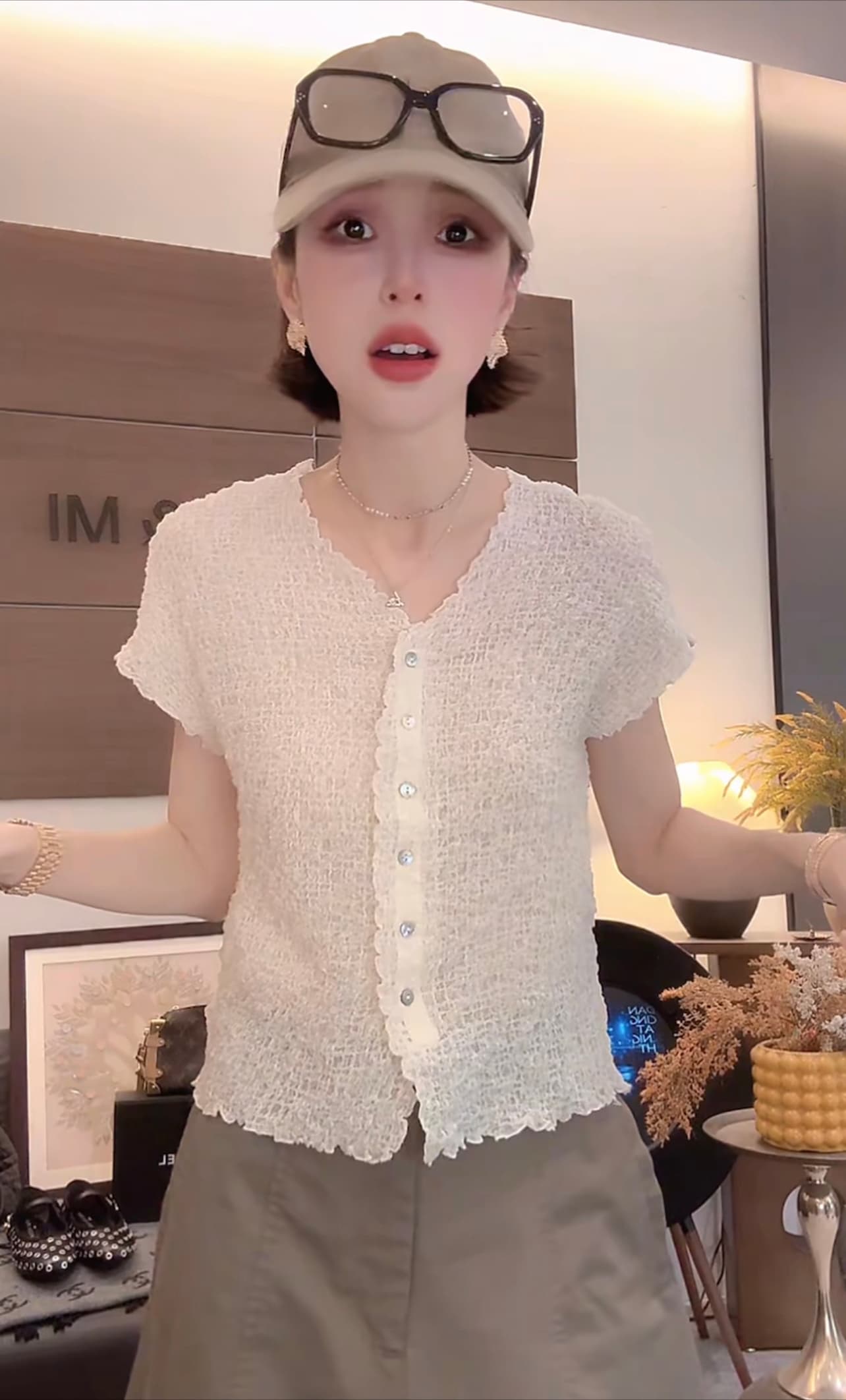 콩 쌀 쌀 여름 새로운 미니멀리즘 오래된 돈 바람 버블 질감 V넥 단추 반팔 티셔츠 상세 이미지 1