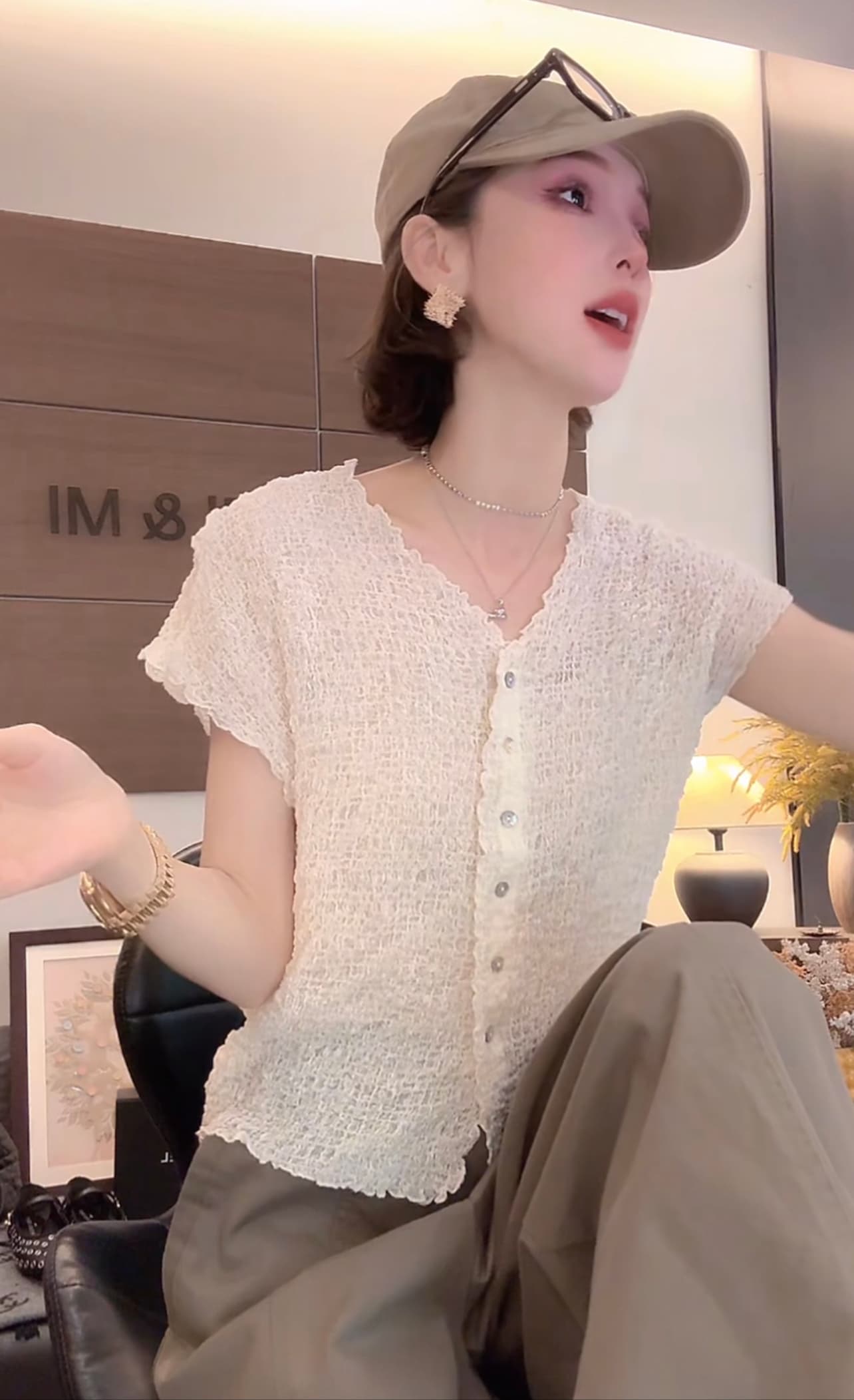 콩 쌀 쌀 여름 새로운 미니멀리즘 오래된 돈 바람 버블 질감 V넥 단추 반팔 티셔츠 상세 이미지 3
