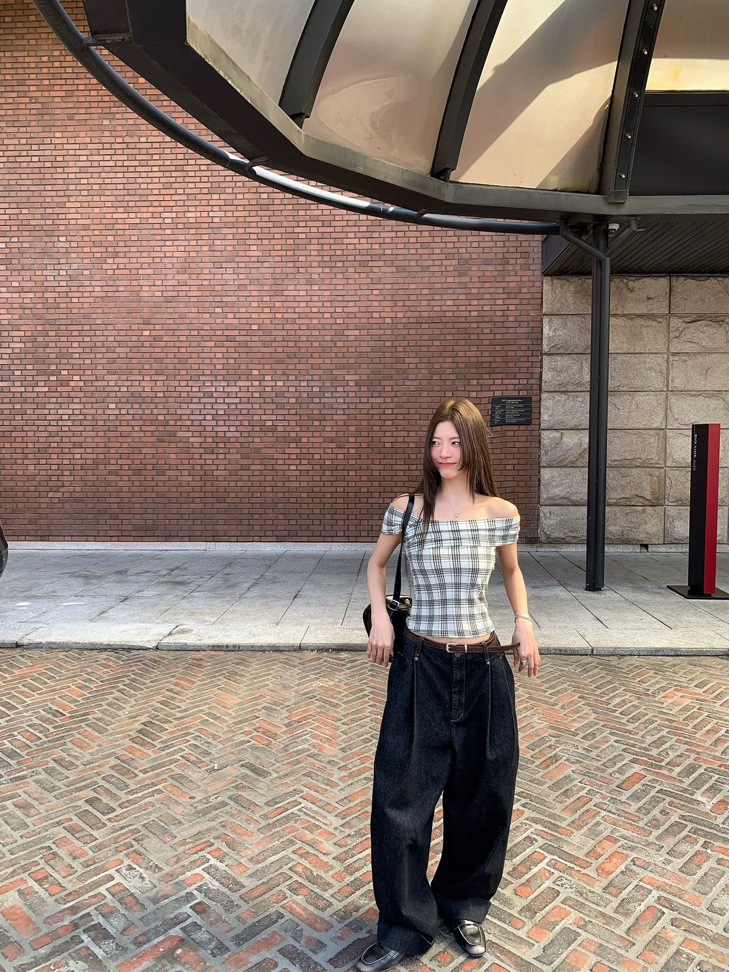 치아 세트 대 왕 쇄골 살인자 체크무늬 오프숄더 민소매 티셔츠 쇼트 스타일 몸매 가꾸기 슬림해 보이는 검정색 맨위 이미지 3