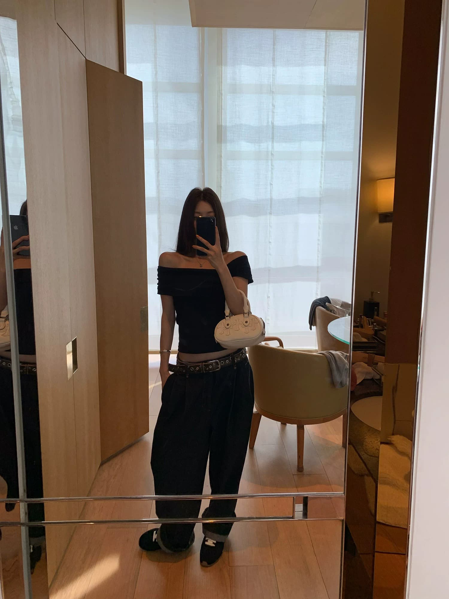 치아 세트 대 왕 쇄골 살인자 체크무늬 오프숄더 민소매 티셔츠 쇼트 스타일 몸매 가꾸기 슬림해 보이는 검정색 맨위 이미지 4