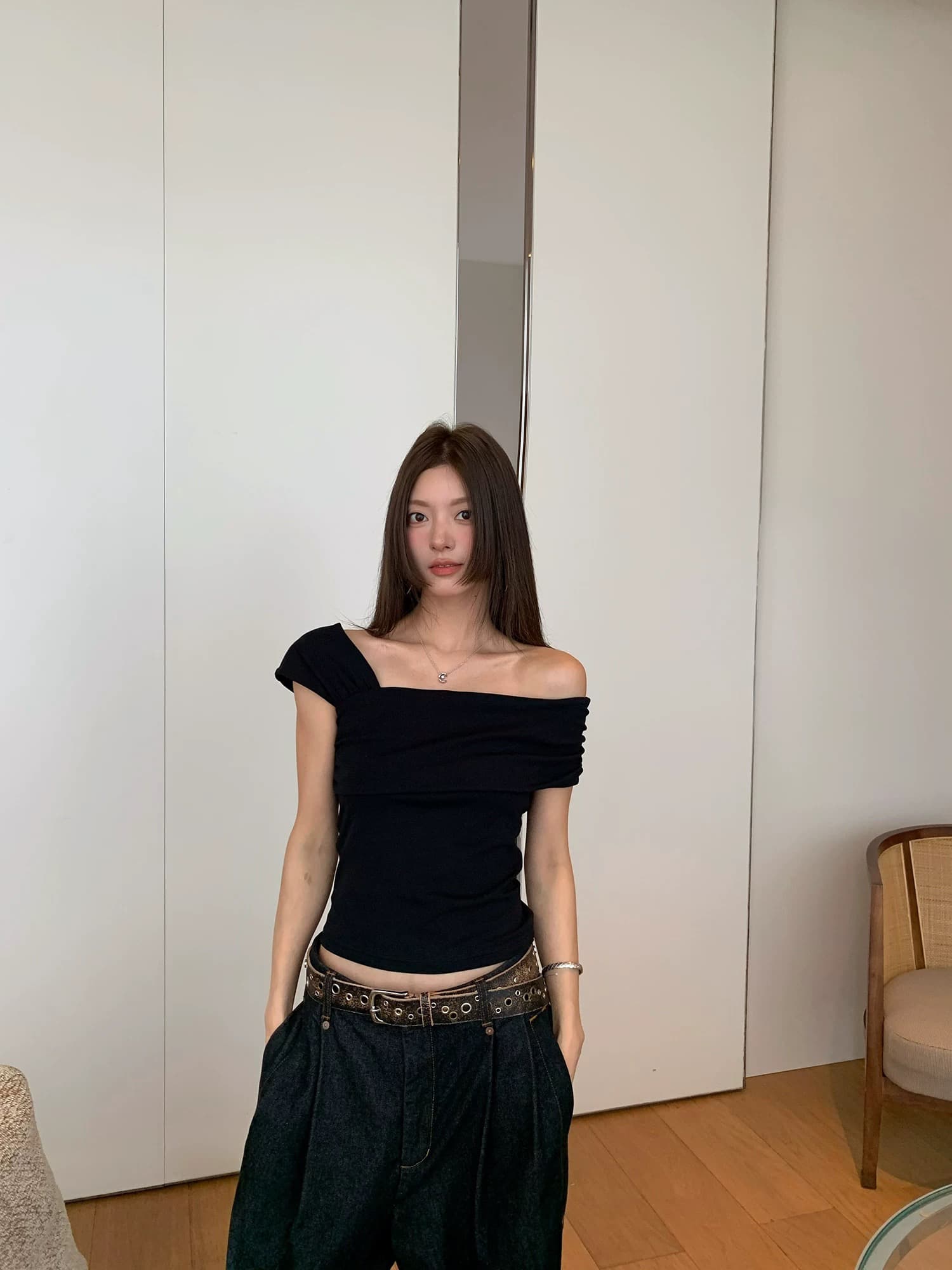 치아 세트 대 왕 쇄골 살인자 체크무늬 오프숄더 민소매 티셔츠 쇼트 스타일 몸매 가꾸기 슬림해 보이는 검정색 맨위 상세 이미지 1