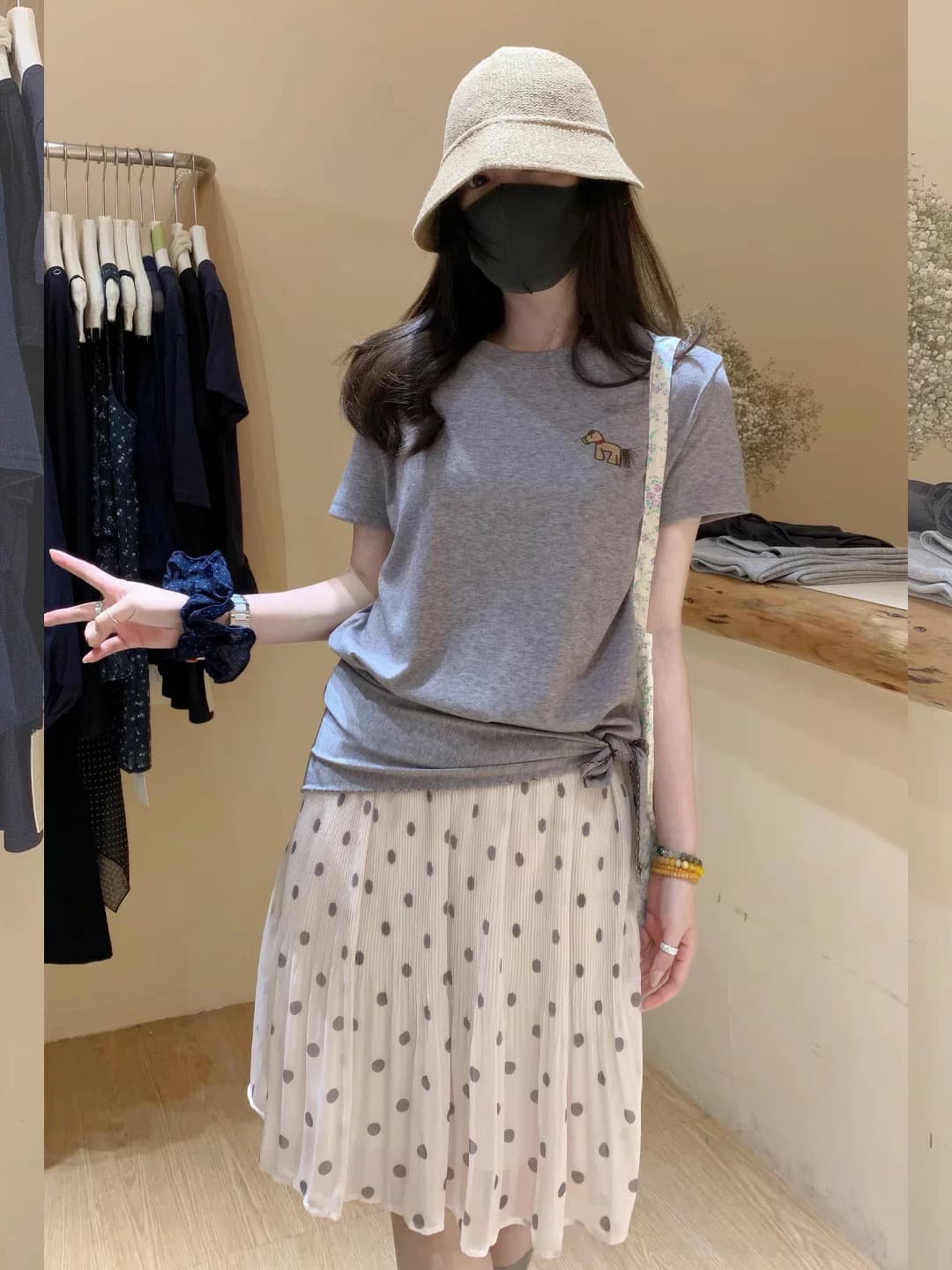 자이언트 잘 생긴 여름 드레스 전체 집합 느슨함 센스 착용 가져 가라. 작은 말 자수 긍정적 인 어깨 회색 티셔츠 도트 무늬 반신 치마 세트 이미지 2