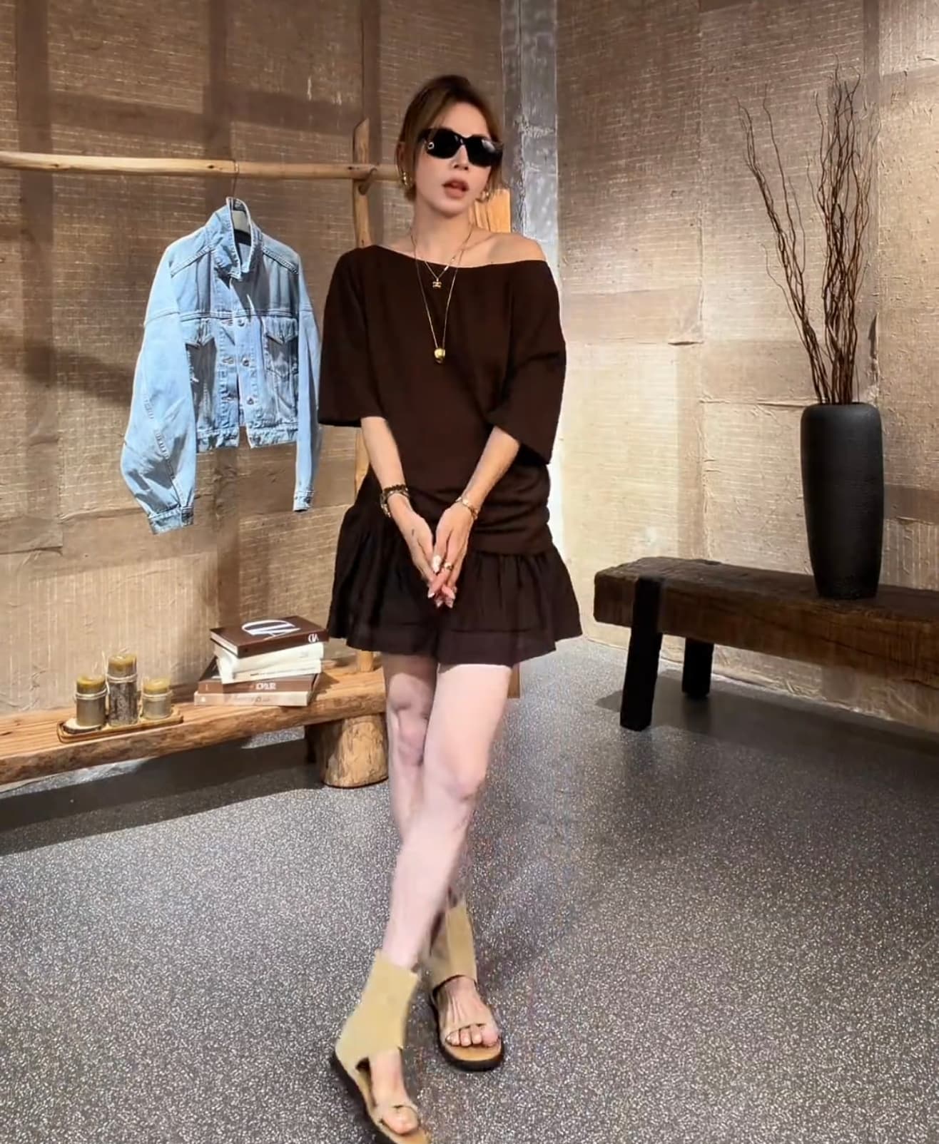 qxxl studio 여름 새로운 단색 느긋한 바람 비스듬한 어깨 반팔 티셔츠 여성 루즈핏 슬림해 보이는 오프숄더 맨위 이미지 4