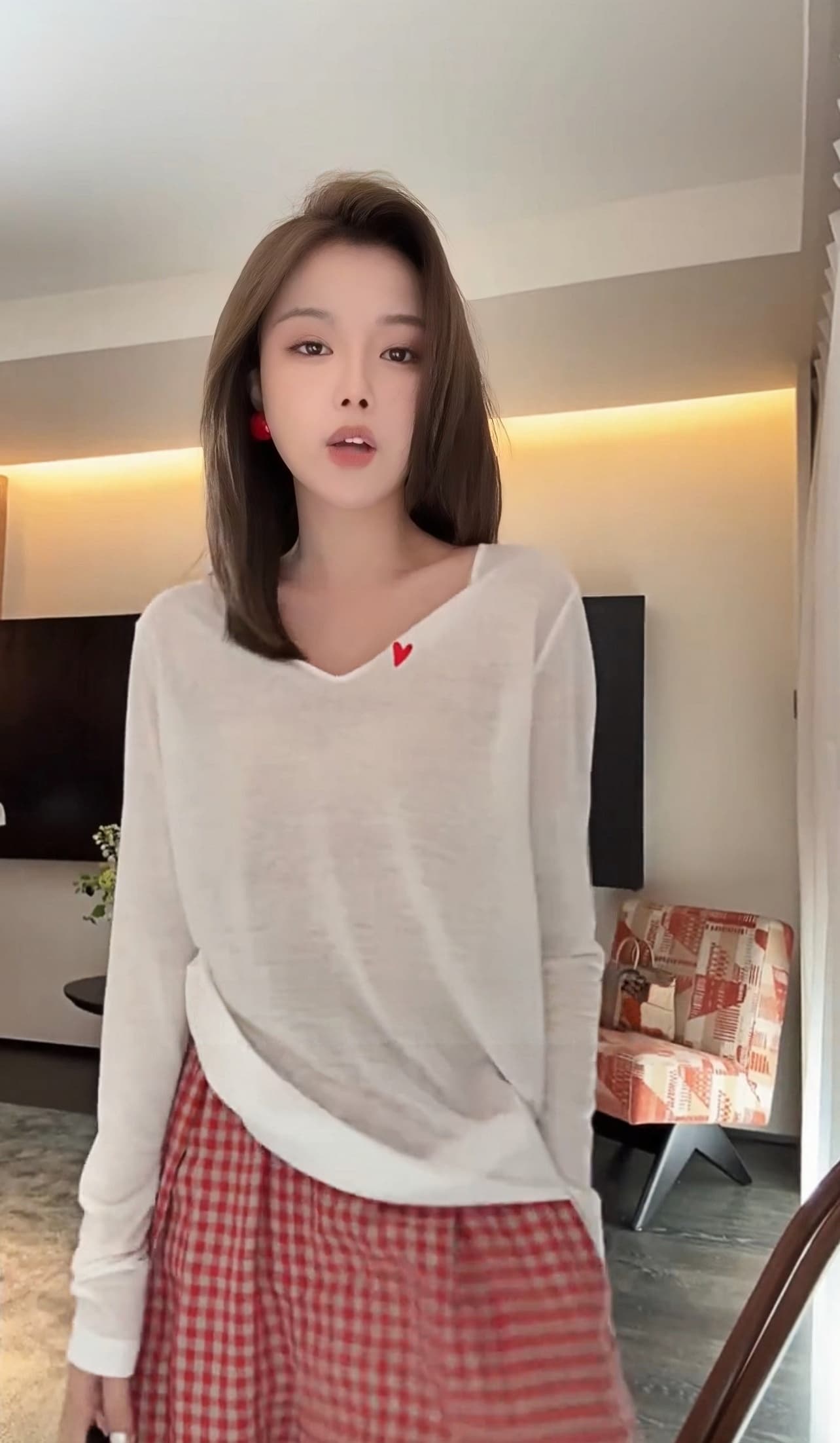 하나씩 복숭아 심장 t 자수 라이 경기 서울 혼방 26 여름 섹션 V넥 긴팔 티셔츠 상세 이미지 4