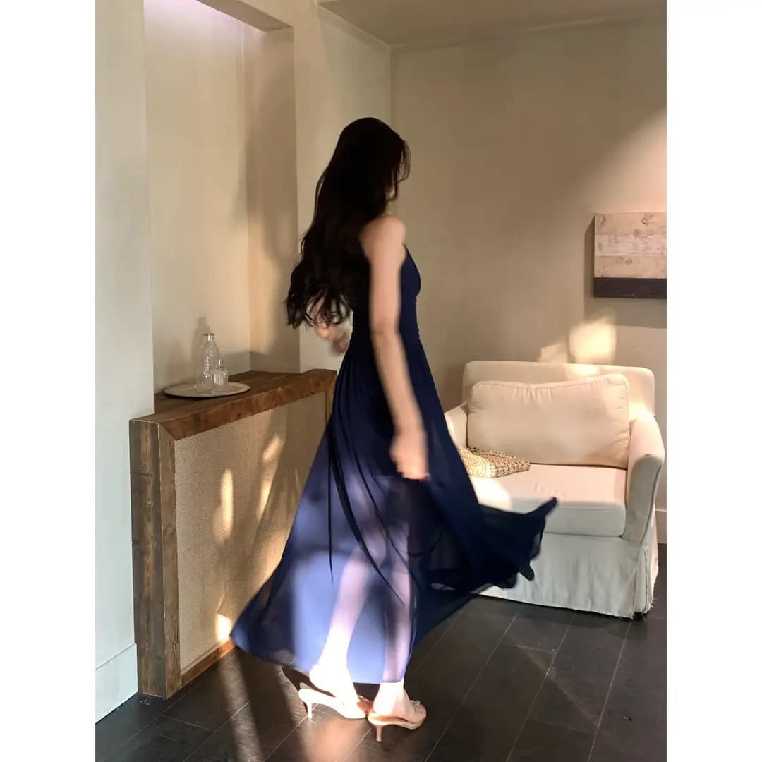 빛 럭셔리 바람 V넥 민소매 조끼 여성 드레스 2026 여름 새로운 파란색 섹시함 로얄 자매 바람 품격 롱 스커트 상세 이미지 2