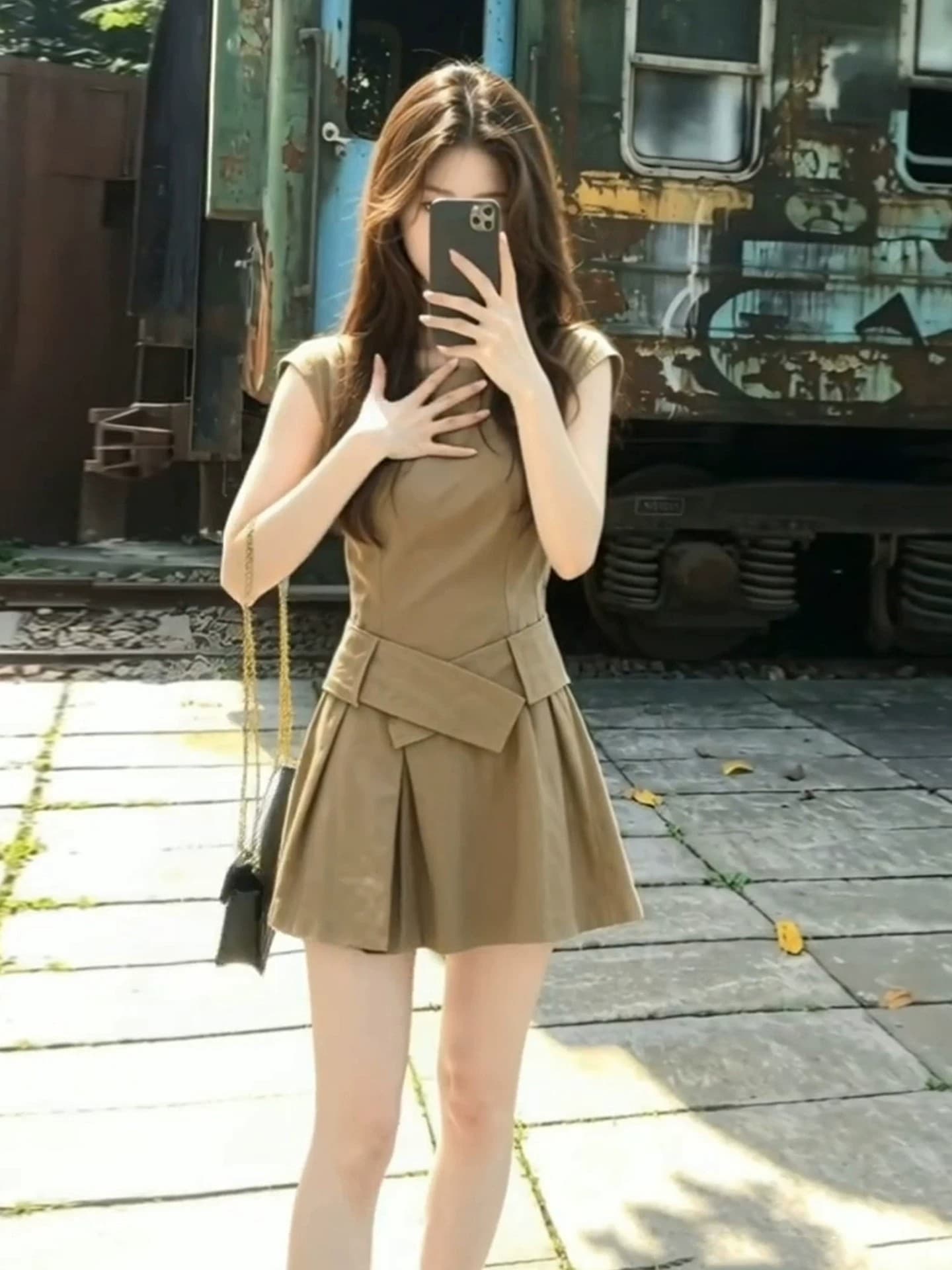 프랑스식 품격 카키 색 민소매 드레스 아이들 여름 2026 새로운 고급 센스 허리 수축 슬림해 보이는 한 마디 미니 스커트 이미지 2