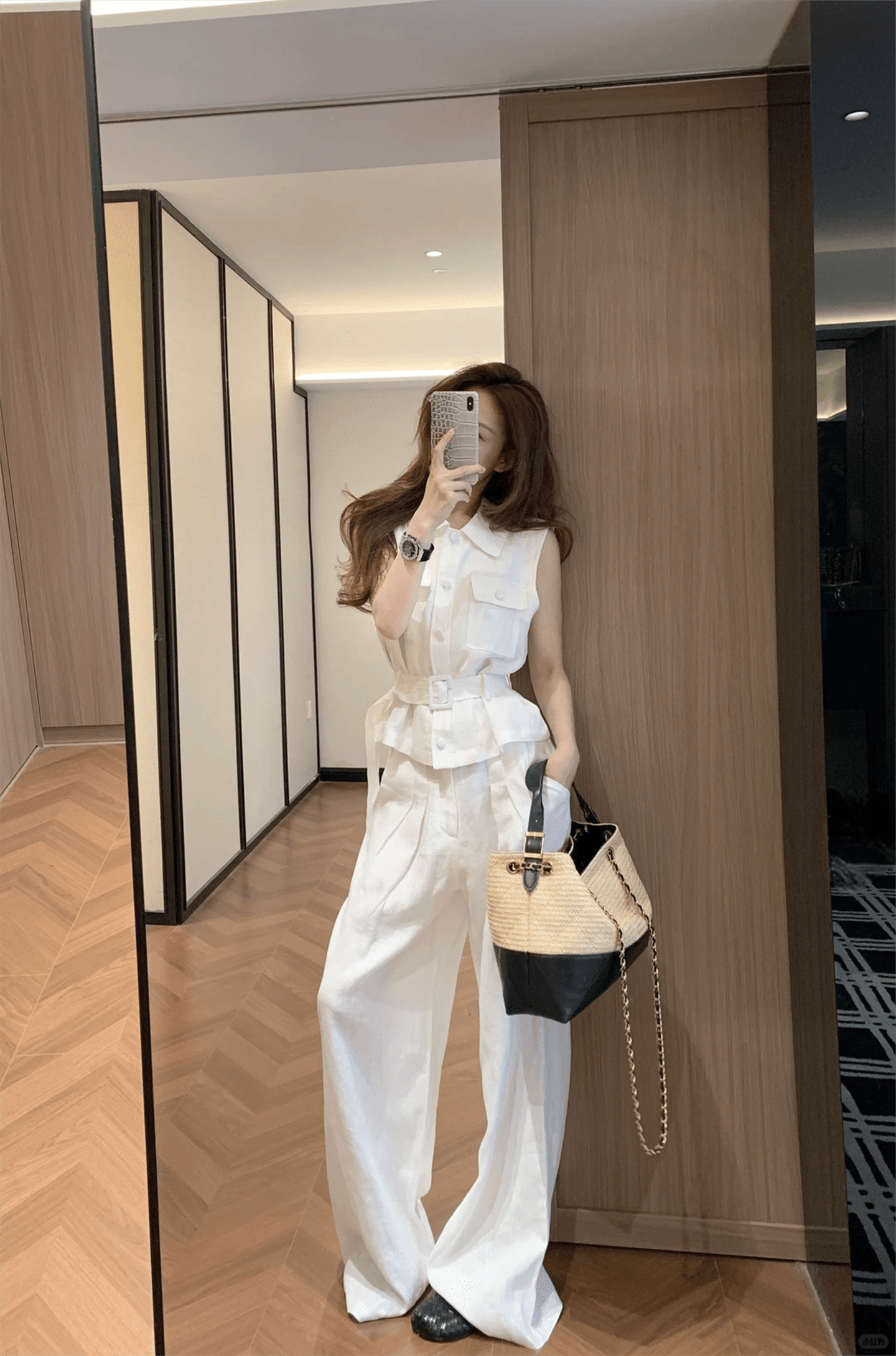 패션 베스트 세트 여성 품격 2026 여름 얇은 스타일 캐주얼 출퇴근 민소매 재킷 와이드 레그 팬츠 긍정적 인 로드 중 투피스 세트 이미지 4