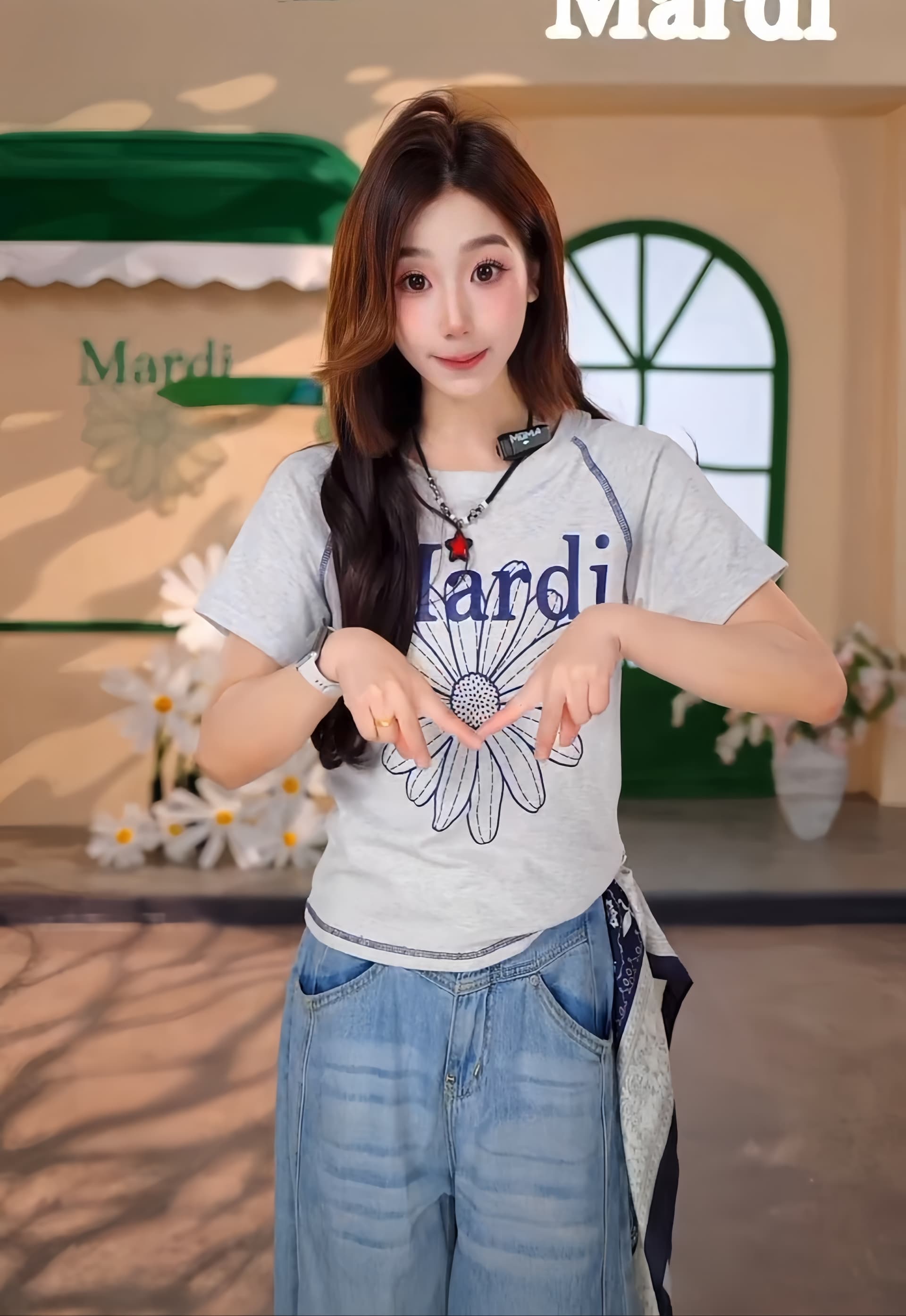 여름 새로운 작은 데이지 프린트 쇼트 스타일 캐주얼 바람 티셔츠 출퇴근 여성 슬림해 보이는 맨위 상세 이미지 1