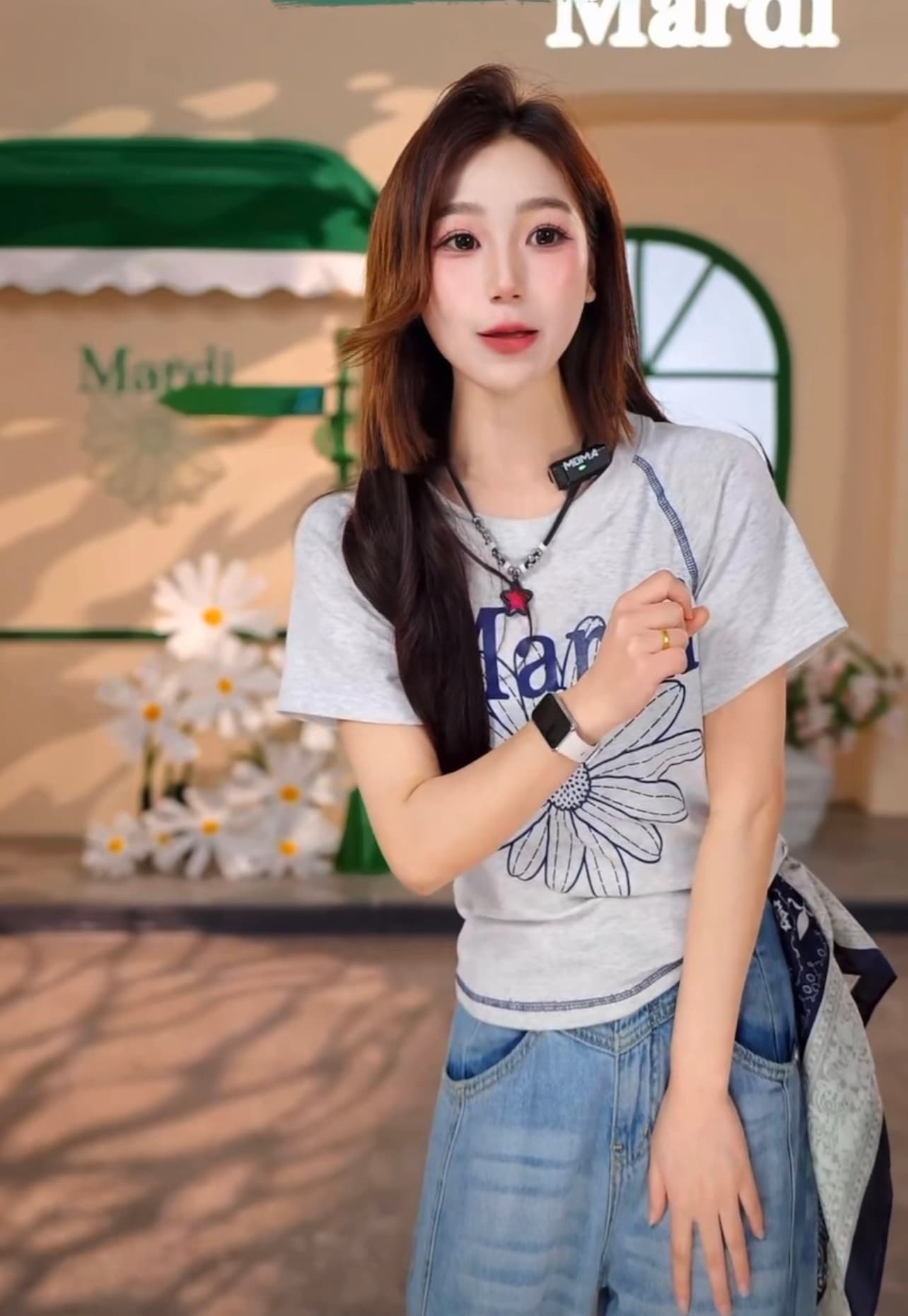 여름 새로운 작은 데이지 프린트 쇼트 스타일 캐주얼 바람 티셔츠 출퇴근 여성 슬림해 보이는 맨위 상세 이미지 2