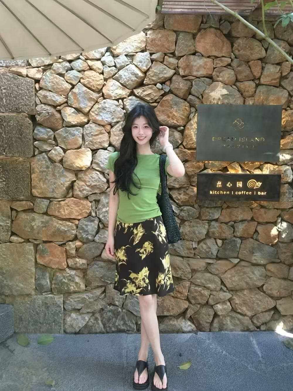 녹색 라운드 넥 긍정적 인 어깨 반팔 티셔츠 레트로 프린트 슬림해 보이는 반신 스커트 투피스 세트 세트 상세 이미지 3