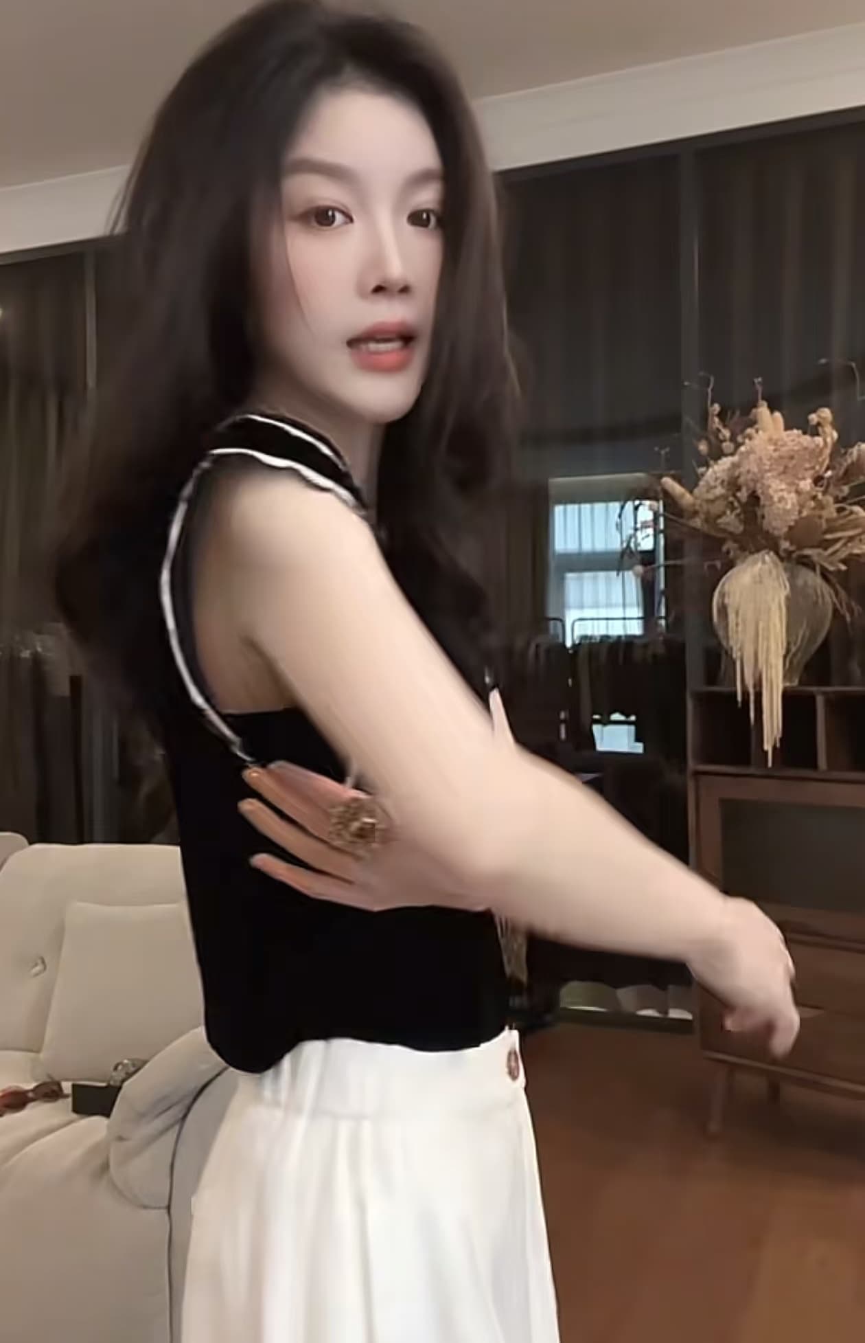 프랑스식 레이스 민소매 조끼 여성 여름 2026 새로운 고유 한 아름다운 작은 셔츠 디자인 센스 작은 대중 Chic 맨위 상세 이미지 3