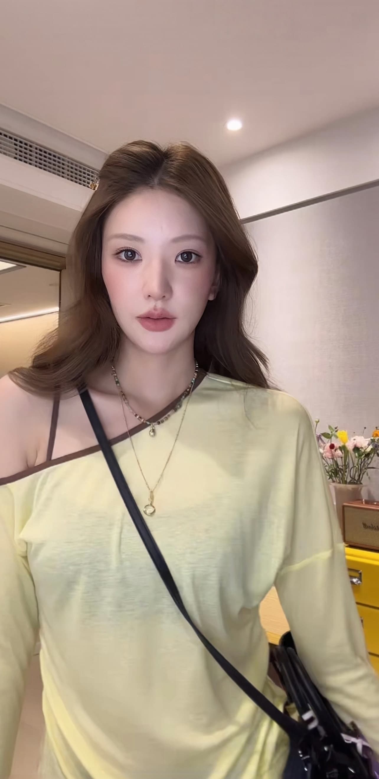 미니멀리즘 clean fit 주름 허리 수축 비스듬한 어깨 긴 소매 티셔츠 이미지 3