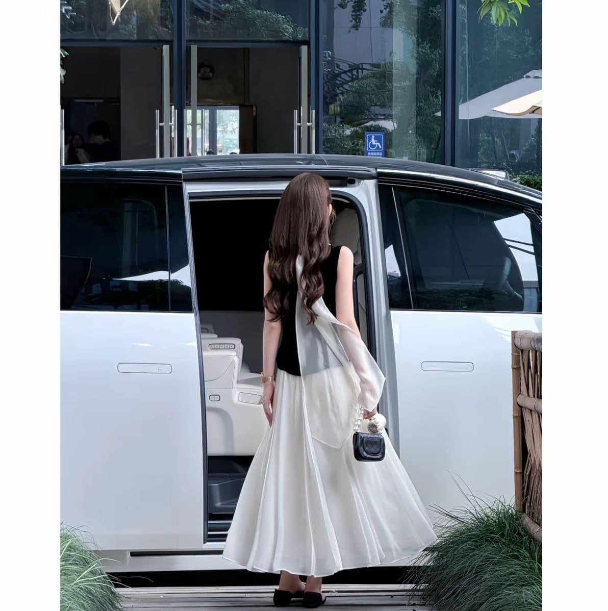파빌리온 와우 화이트 보여주기 구슬 리본 허리 수축 벨벳 맨위 꽃잎 치마 상세 이미지 4