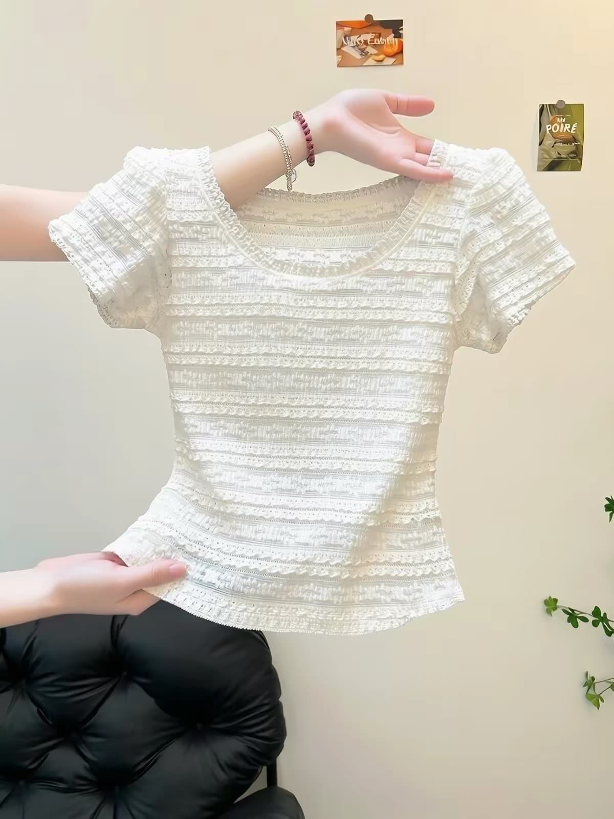 자이언트 잘 생긴 몸매 가꾸기 슬림해 보이는 u 칼라 레이스 조각 반팔 티셔츠 여성 여름 디자인 센스 Chic 단색 긍정적 인 어깨 의류 이미지 2