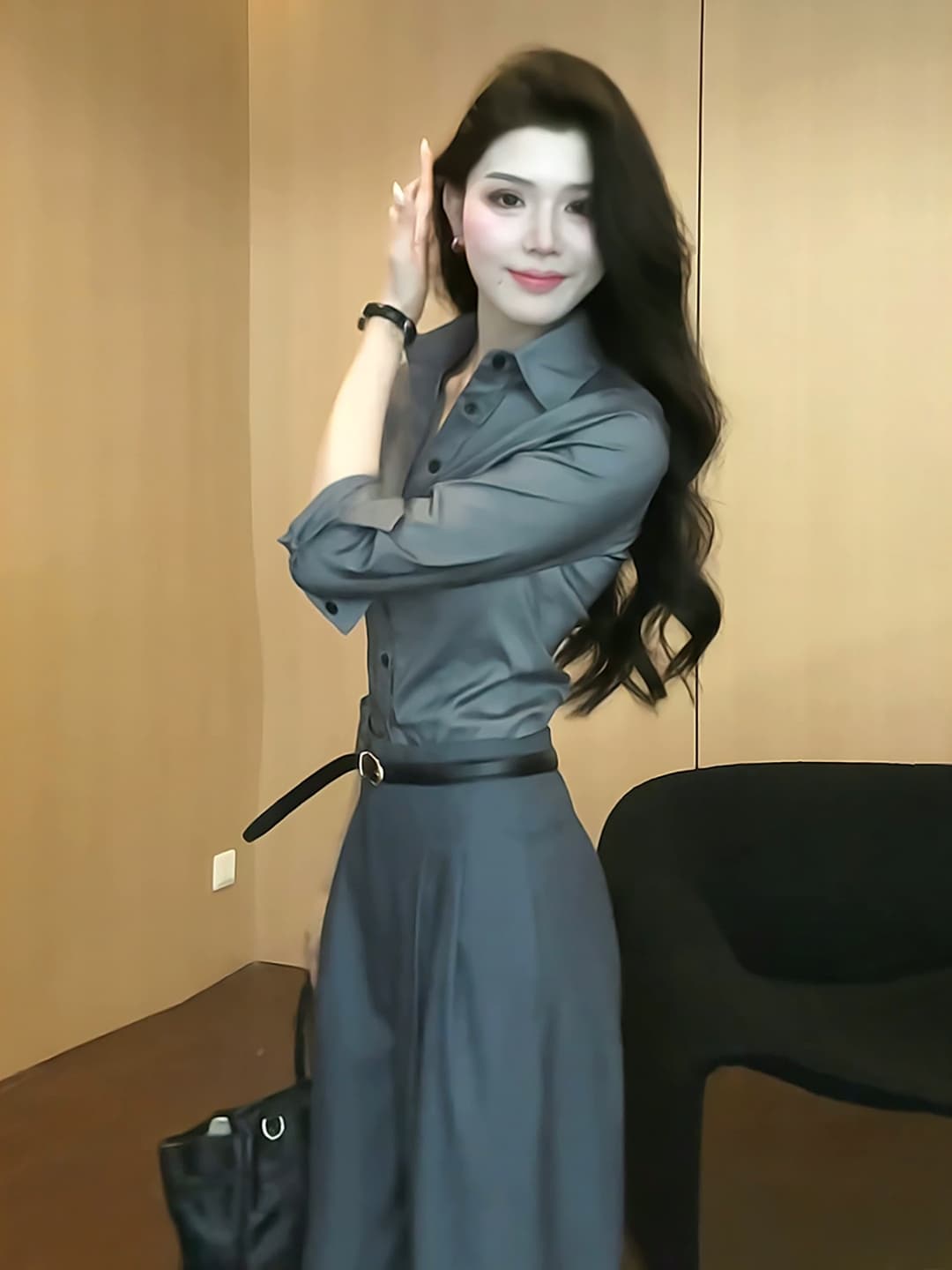 2026 새로운 이른 가을 코디 회색 긴팔 셔츠 품격 출퇴근 패션 여성 이미지 4
