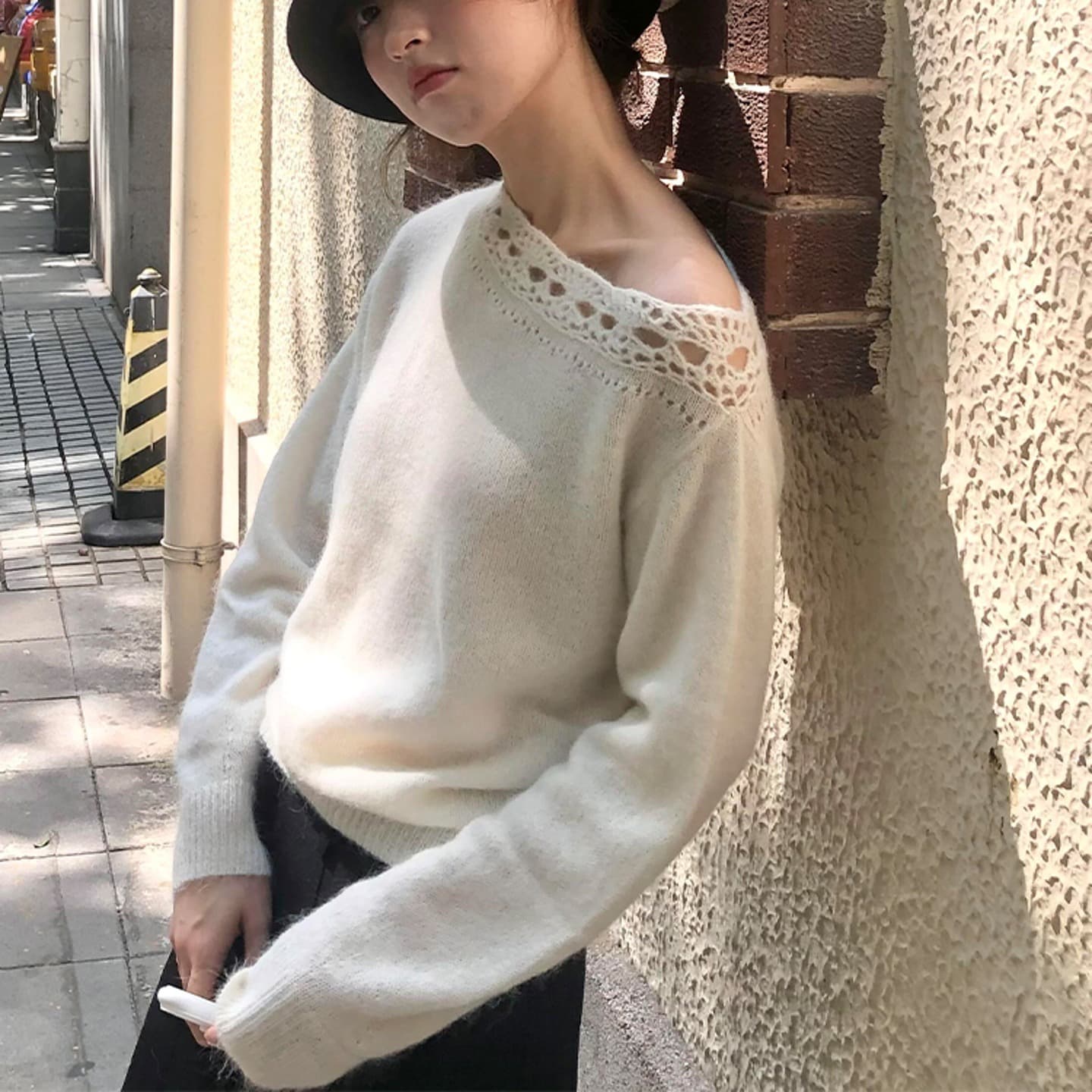 프랑스식 느긋한 스웨터 홀로우 아웃 레이스 비스듬한 어깨 칼라 니트 스웨터 여성 가을 루즈핏 슬림해 보이는 다용도 맨위 이미지 5