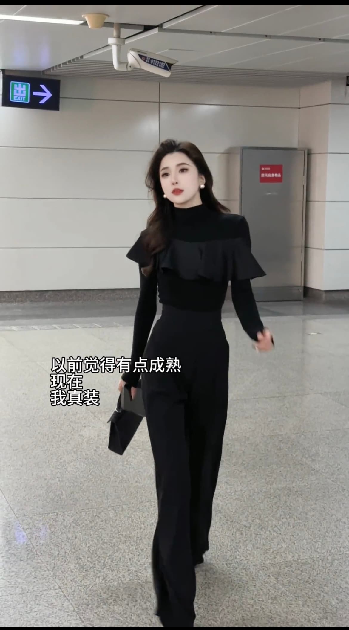 디자인 센스 프릴 반하이넥 긴팔 티셔츠 여성 2025 봄 새로운 몸매 가꾸기 슬림해 보이는 Chic 검정색 맨위 이미지 4
