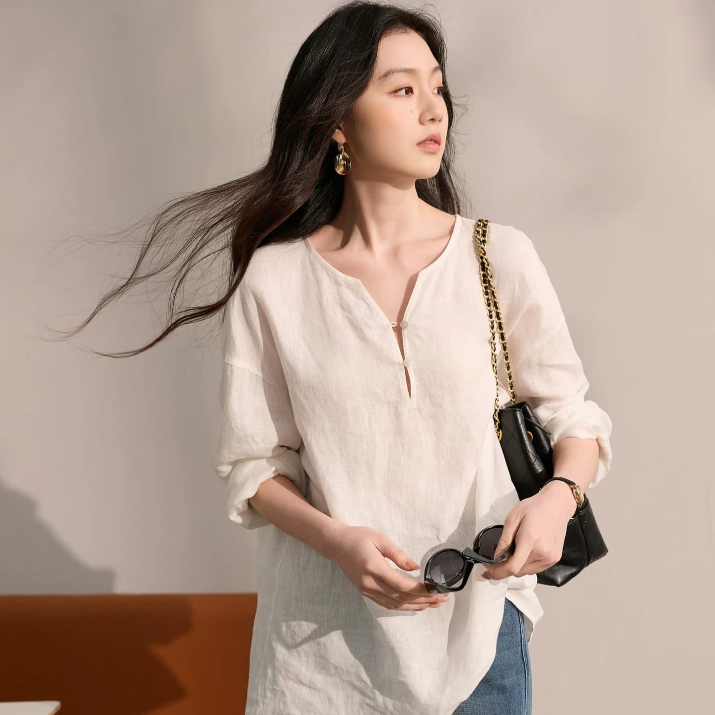 2026 가을 새로운 오래된 돈 바람 화이트 셔츠 셔츠 루즈핏 V넥 맨위 여성 이미지 5