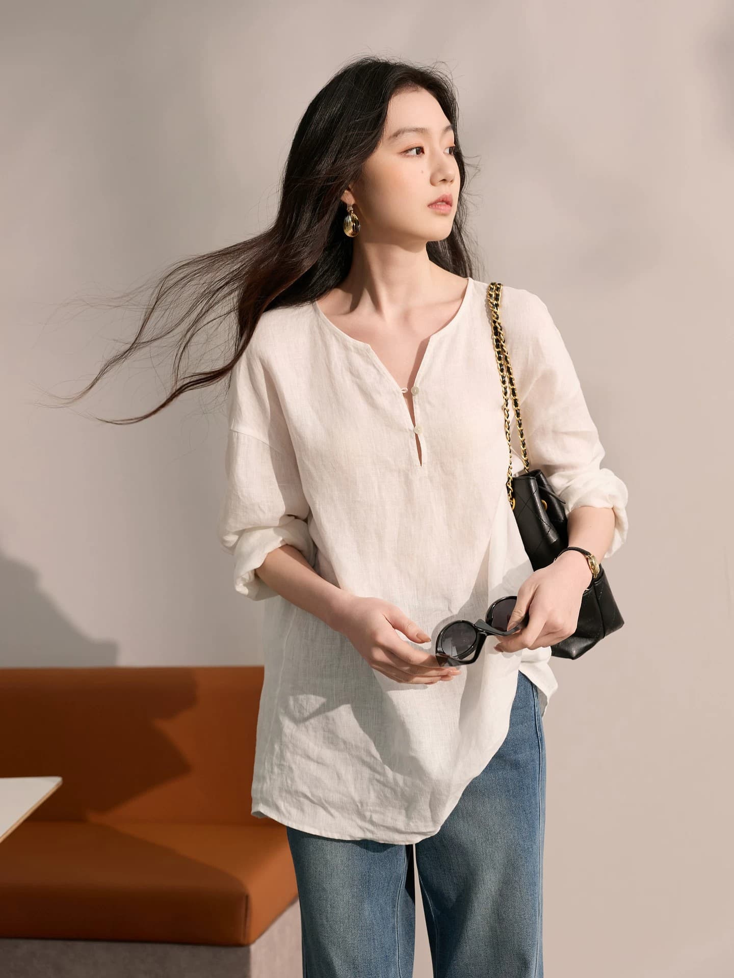 2026 가을 새로운 오래된 돈 바람 화이트 셔츠 셔츠 루즈핏 V넥 맨위 여성 상세 이미지 2